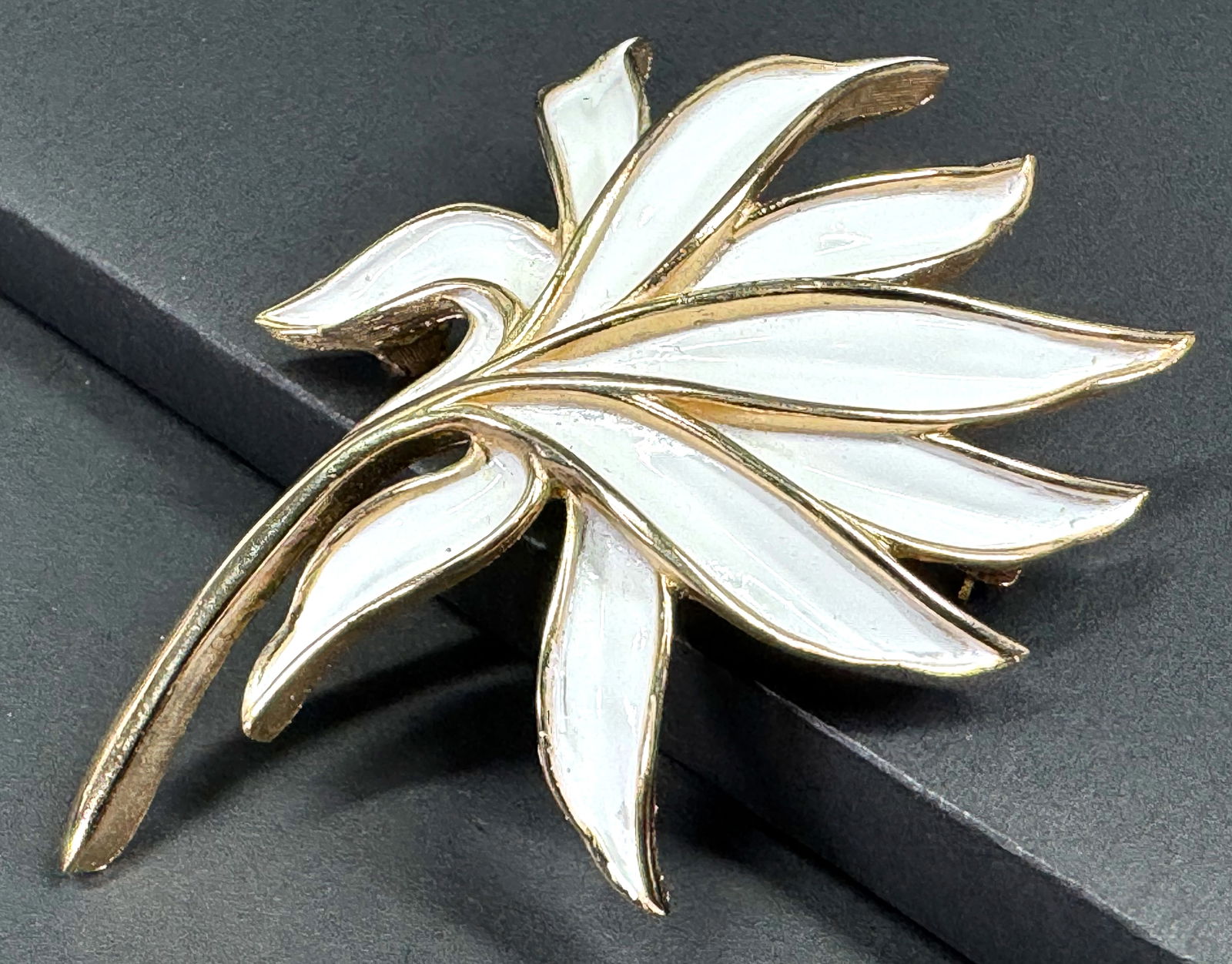 Vintage Crown Trifari white enamel goldtone metal flower pin brooch. Marked. For measures please: Vintage Crown Trifari white enamel goldtone metal flower pin brooch. Marked. For measures please refer to the pictures taken with a measuring tape. Weight: 17 Grams. This is a NO RESERVE AUCTION: ther