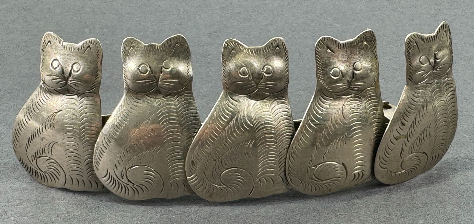 Vintage JJ JONETTE Cat in fish bowl dome clear lucite silvertone metal pin brooch. Marked. For: Vintage JJ JONETTE Cat in fish bowl dome clear lucite silvertone metal pin brooch. Marked. For measures please refer to the pictures taken with a measuring tape. Weight: 20 Grams. This is a NO RESERVE