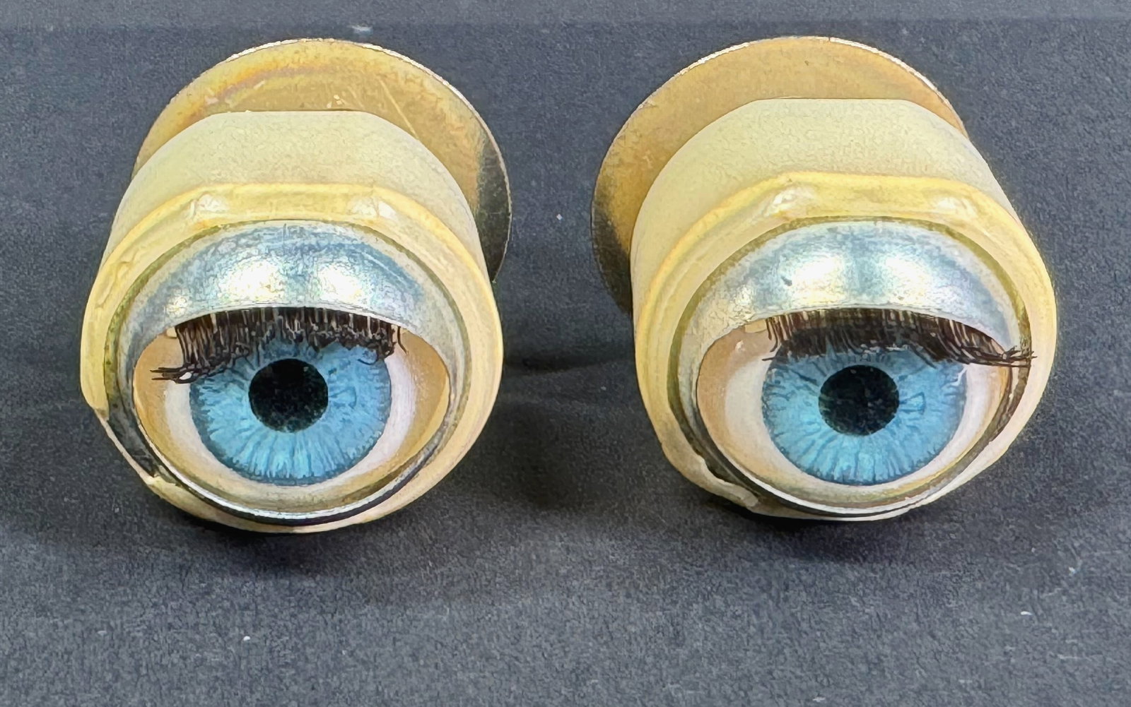 Vintage 70s opens & closes plastic doll eyes silvertone clip on earrings.: Vintage 70s opens & closes plastic doll eyes silvertone clip on earrings. Marked Ind Argentina. For measures please refer to the pictures taken with a measuring tape.Weight: 8 Grams. This is a NO RESE