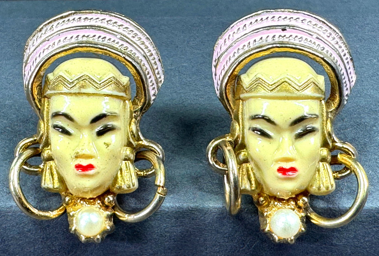 Vintage Selro Selini faux pearl plastic face enamel goldtone metal Thai princess stud earrings (1 of 4)