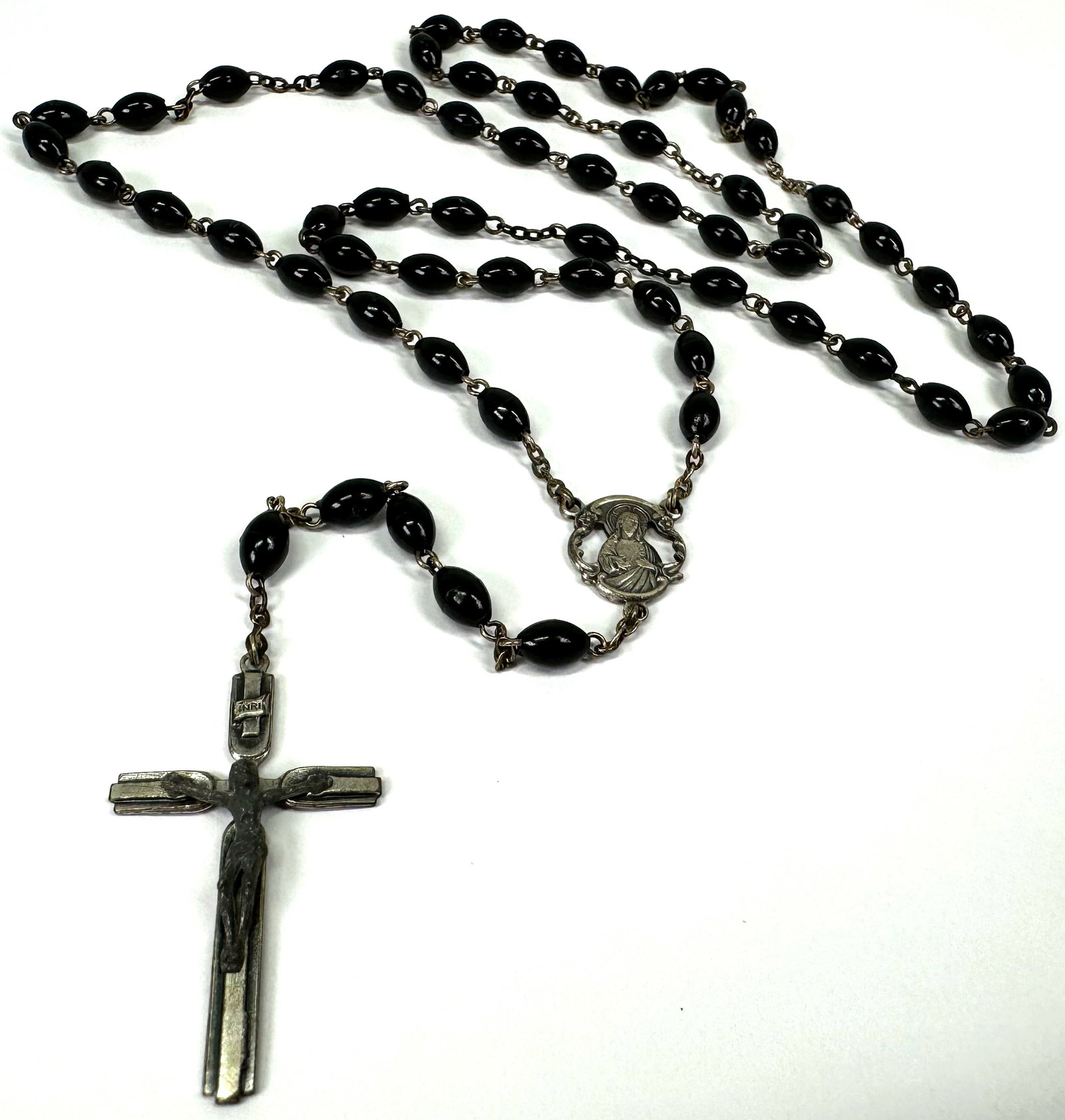 Vintage Italian Our Lady of Pompeii Jesus Sacred Heart silvertone metal black plastic beaded: Vintage Italian Our Lady of Pompeii Jesus Sacred Heart silvertone metal black plastic beaded mourning Rosary. Marked Italy. For measures please refer to the pictures taken with a measuring tape. Weigh