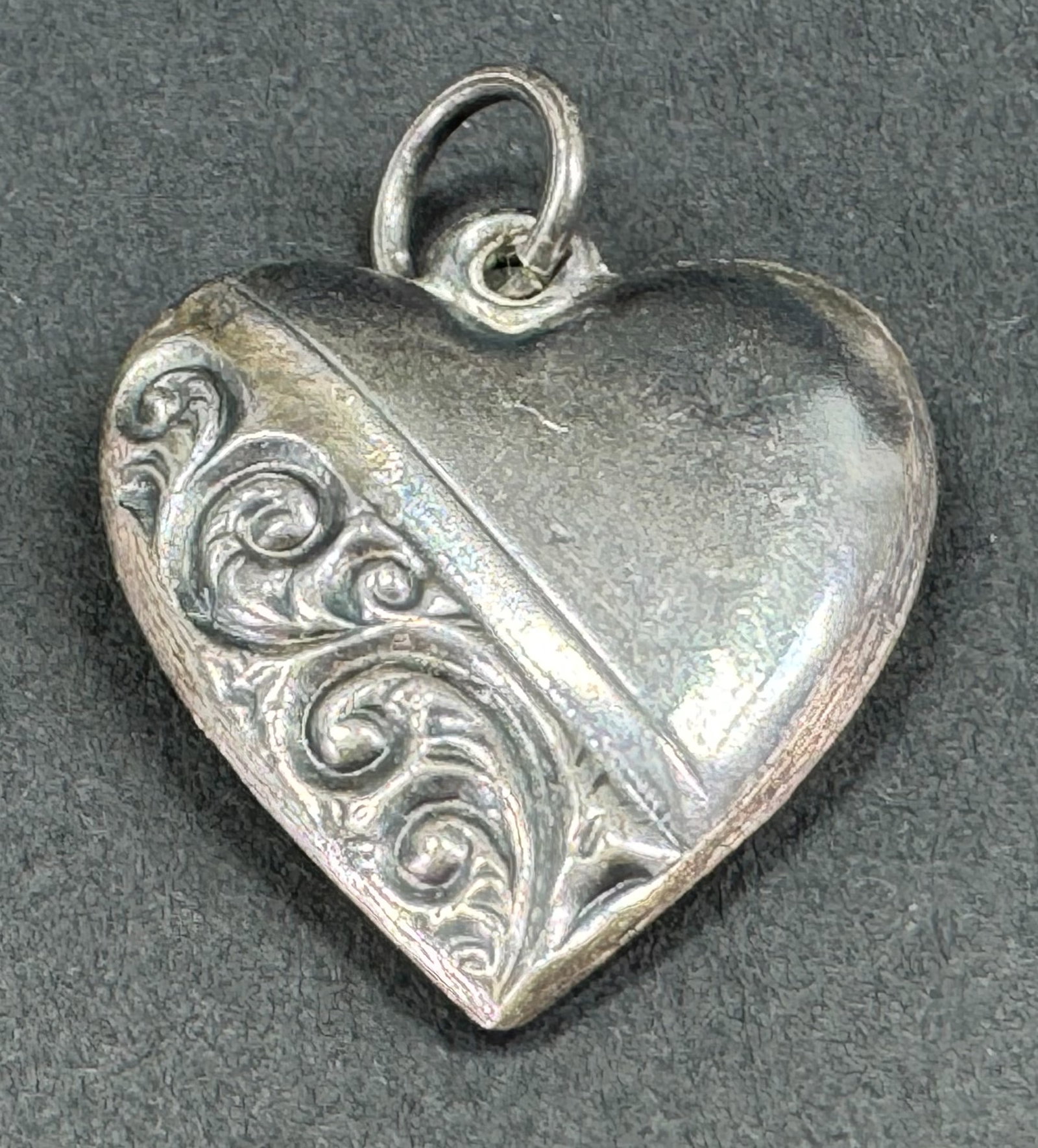 Antique WWII sweetheart scrolls & blank space for a monogram sterling silver heart charm pendant: Antique WWII sweetheart scrolls & blank space for a monogram sterling silver heart charm pendant. Marked. For measures please refer to the pictures taken with a measuringtape. Weight: 1.56 Grams. This
