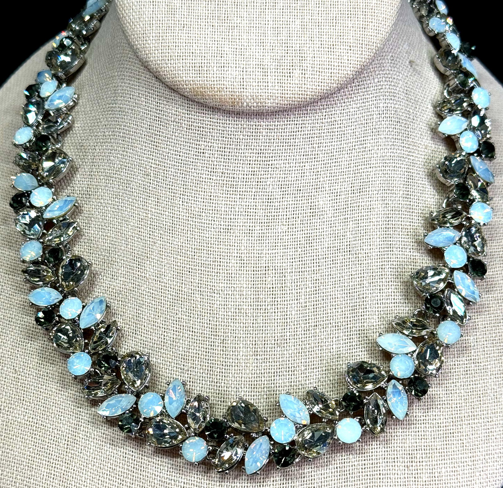 Sparkling clear, gray & opal color crystals silvertone metal collar necklace.: Sparkling clear, gray & opal color crystals silvertone metal collar necklace. Unmarked. For measures please refer to the pictures taken with a measuring tape. Weight: 75 Grams. This is a NO RESERVE AU