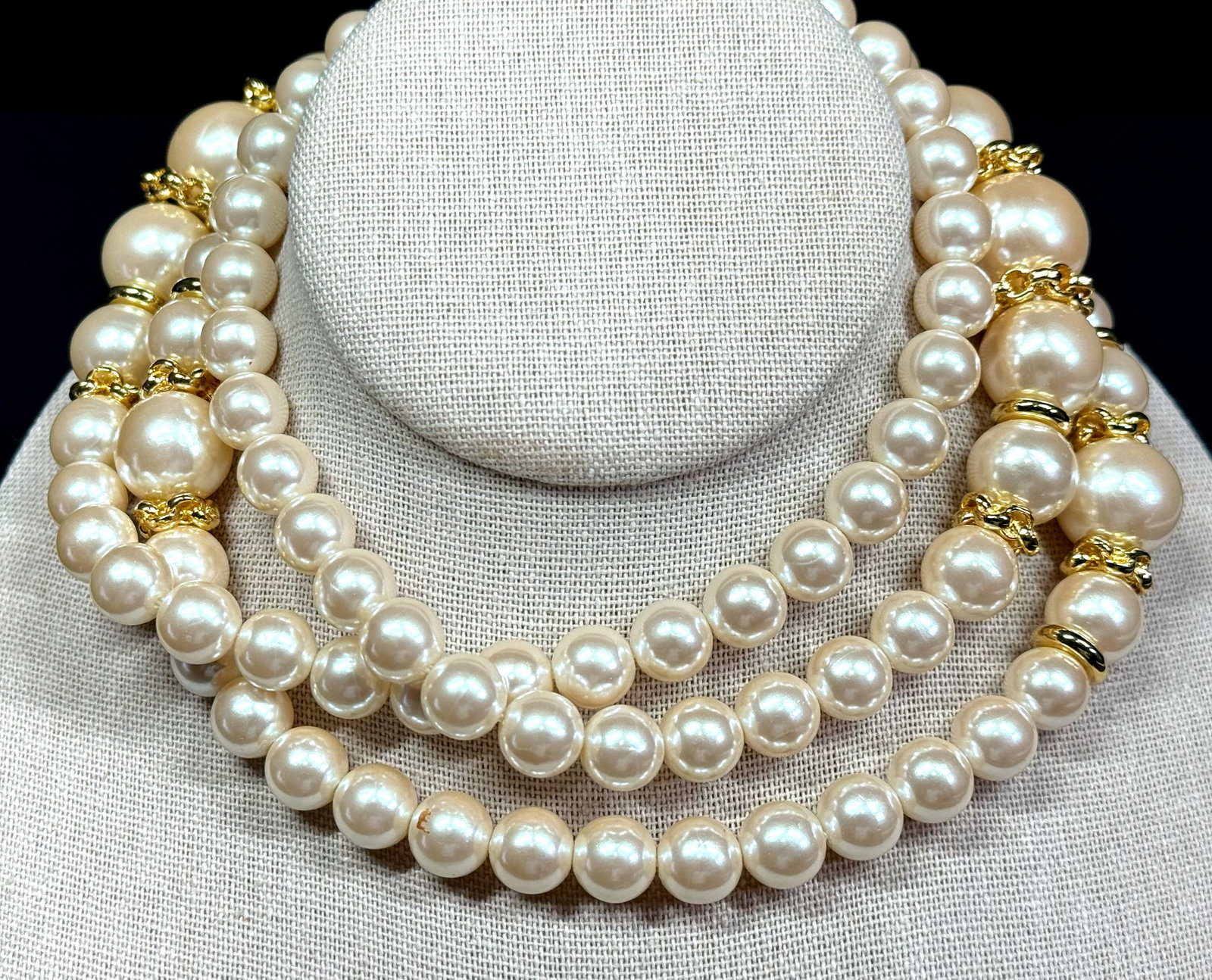 Vintage 80s faux pearls and goldtone metal long necklace.: Vintage 80s faux pearls and goldtone metal long necklace. Unmarked. For measures please refer to the pictures taken with a measuring tape. Weight: 125 Grams. This is a NO RESERVE AUCTION: there are no