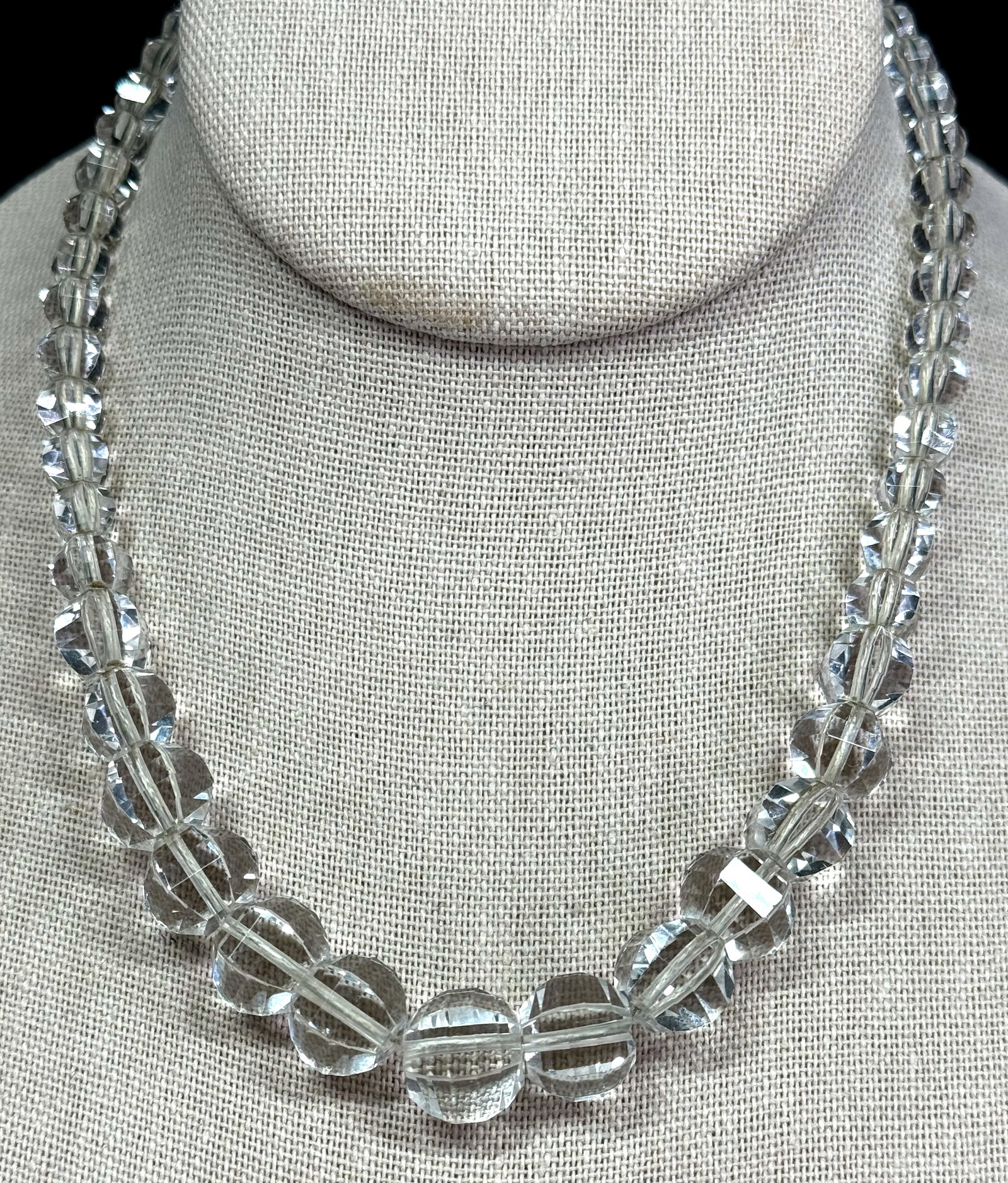 Antique art deco cut clear crystal graduated beads choker necklace.: Antique art deco cut clear crystal graduated beads choker necklace. For measures please refer to the pictures taken with a measuring tape. Weight: 35 Grams. This is a NO RESERVE AUCTION: there are no 