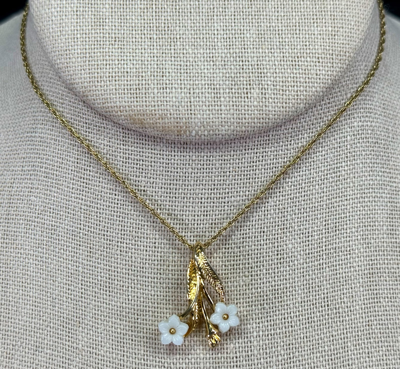 Vintage Crown Trifari white flowers goldtone metal pendant with chain strap collar necklace: Vintage Crown Trifari white flowers goldtone metal pendant with chain strap collar necklace. Pendant and chain are both marked. For measures please refer to the pictures taken with a measuring tape. W