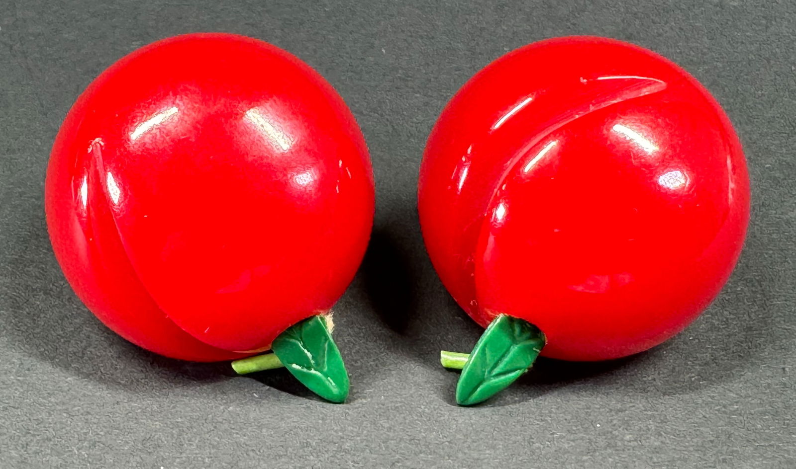 Vintage red cherry bakelite clip earrings. (1 of 7)