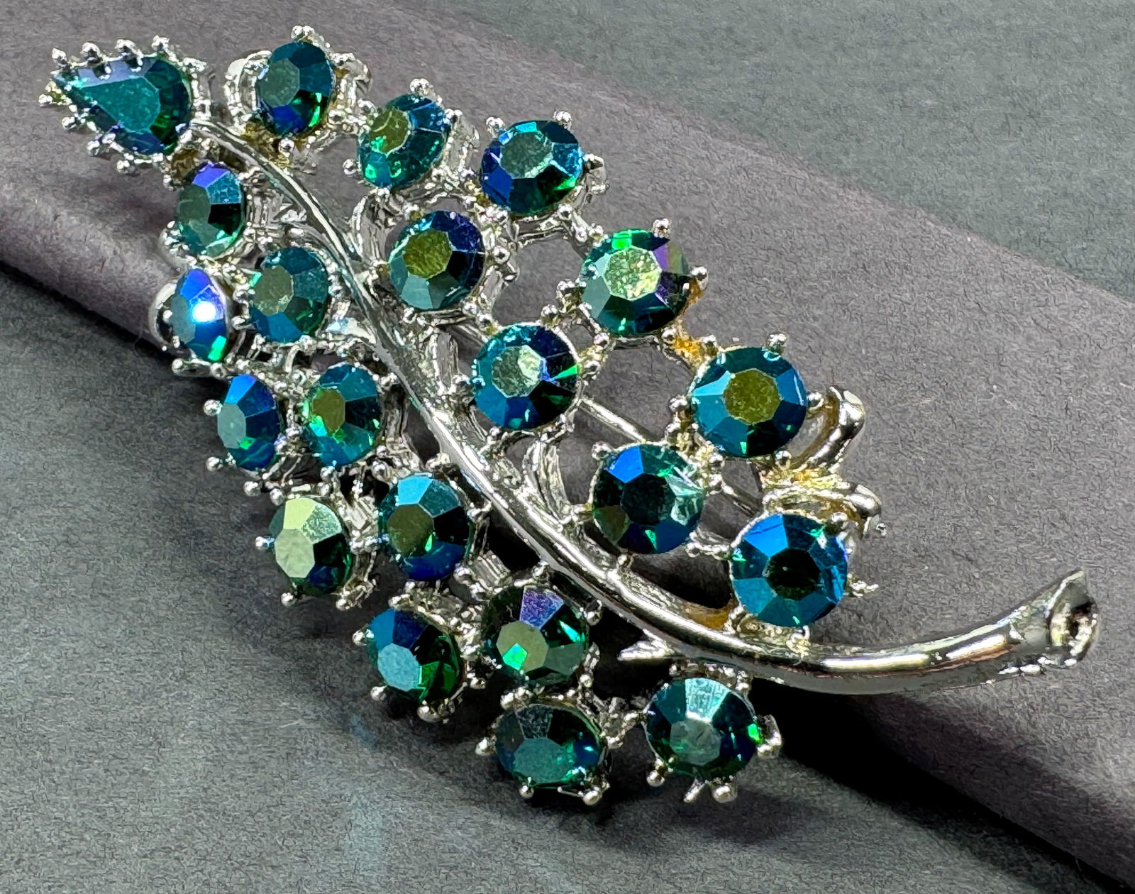 Vintage AB crystals silvertone metal leaf pin brooch. (1 of 7)