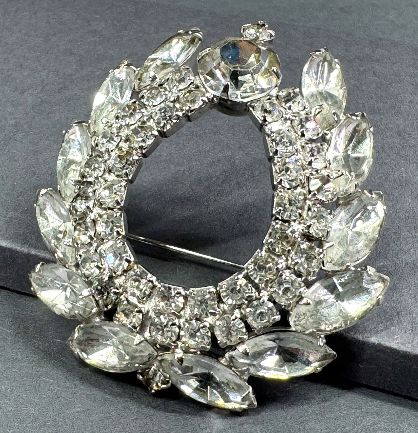 Vintage Juliana Style clear crystals silvertone metal pin brooch. (1 of 7)
