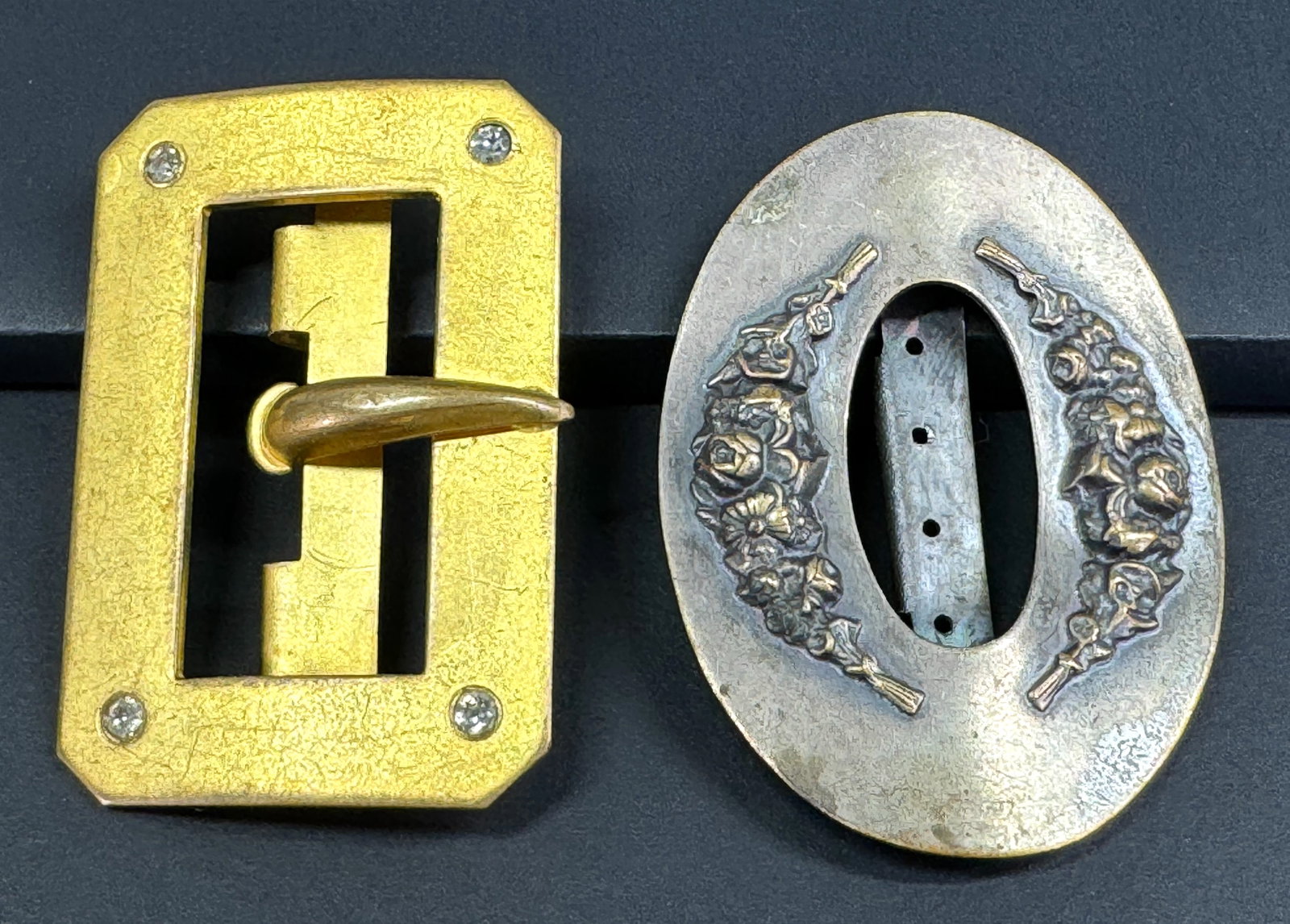 Antique Edwardian flowers & leaves silvertone and encrusted crystals goldtone metal belt buckles: Antique Edwardian flowers & leaves silvertone and encrusted crystals goldtone metalbelt buckles, Lot of 2. Unmarked. For measures please refer to the pictures taken with a measuring tape. Weight: 37 G