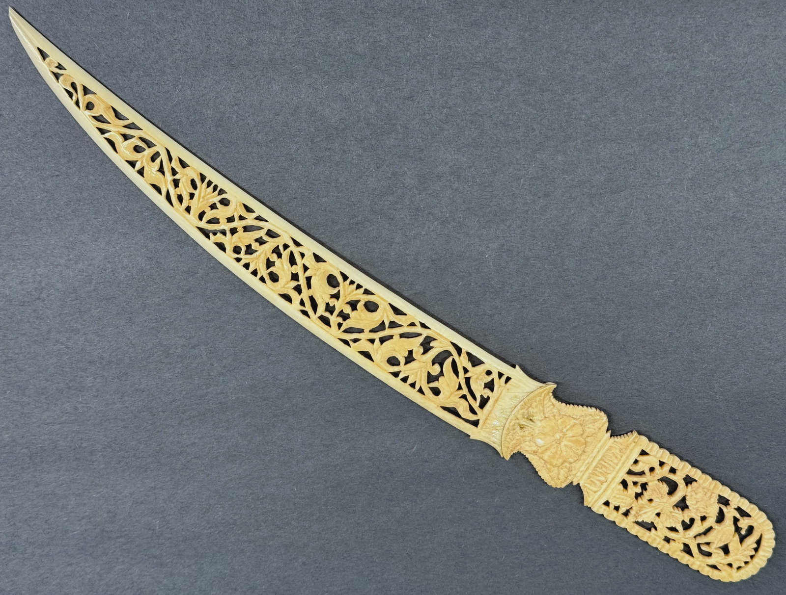Vintage carved filigree birds, flowers and leaves bone Letter Opener.: Vintage carved filigree birds, flowers and leaves bone Letter Opener. For measures please refer to the pictures taken with a measuring tape. Weight: 18 Grams. This is a NO RESERVE AUCTION: there are n
