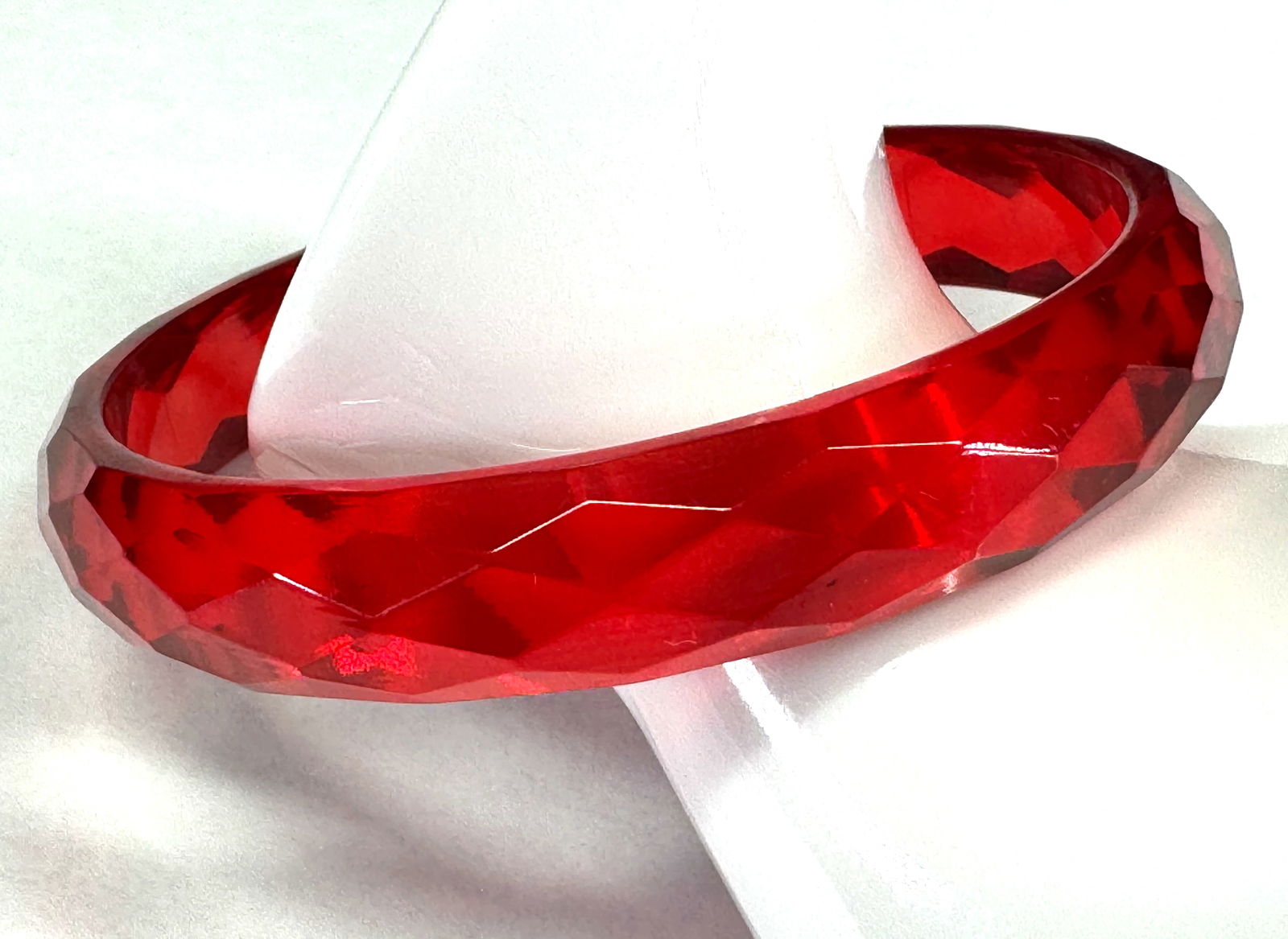 Vintage faceted juicy red bakelite bracelet bangle. (1 of 5)