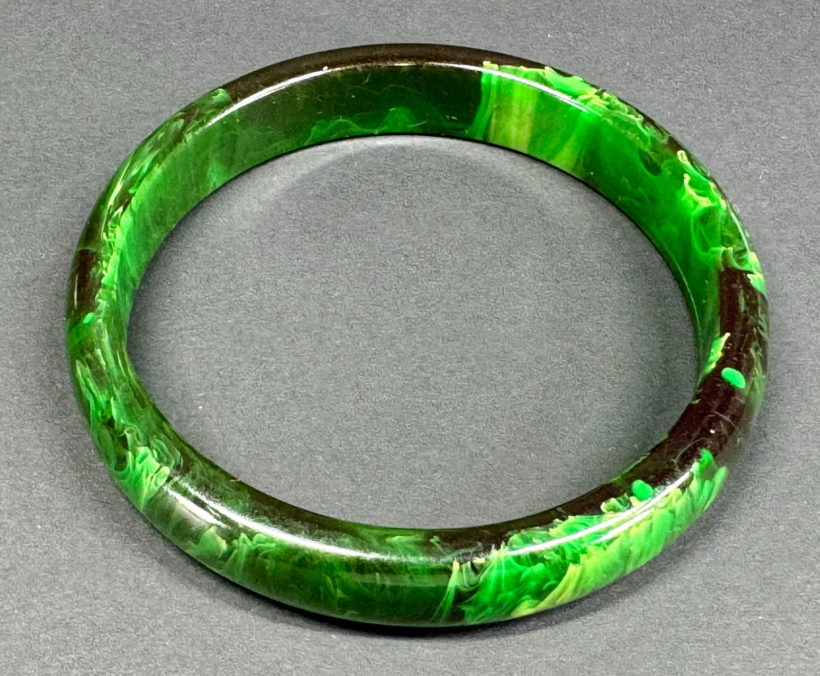 Vintage marbled spinach green bakelite bracelet bangle. (1 of 8)
