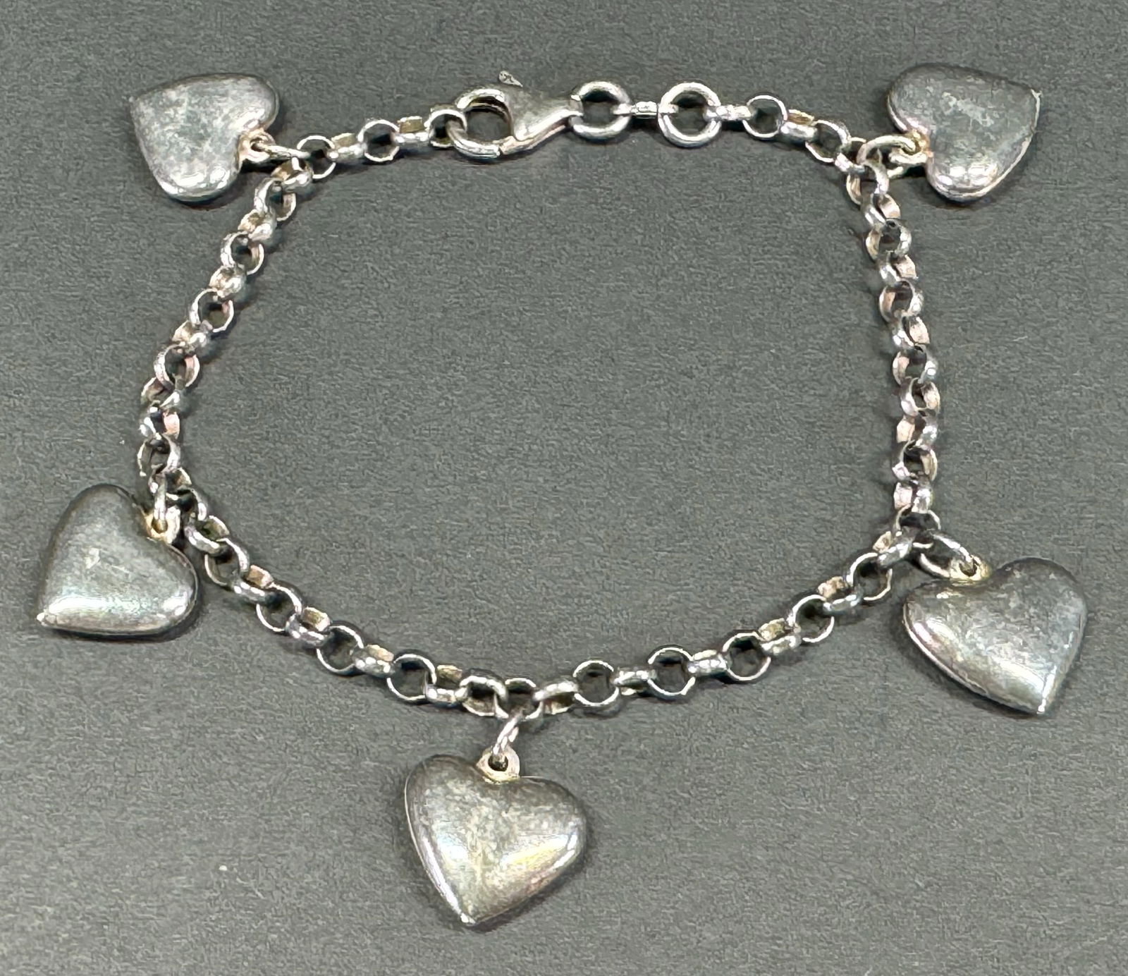 Vintage Italian sterling silver five puffy heart charms chain bracelet. (1 of 8)