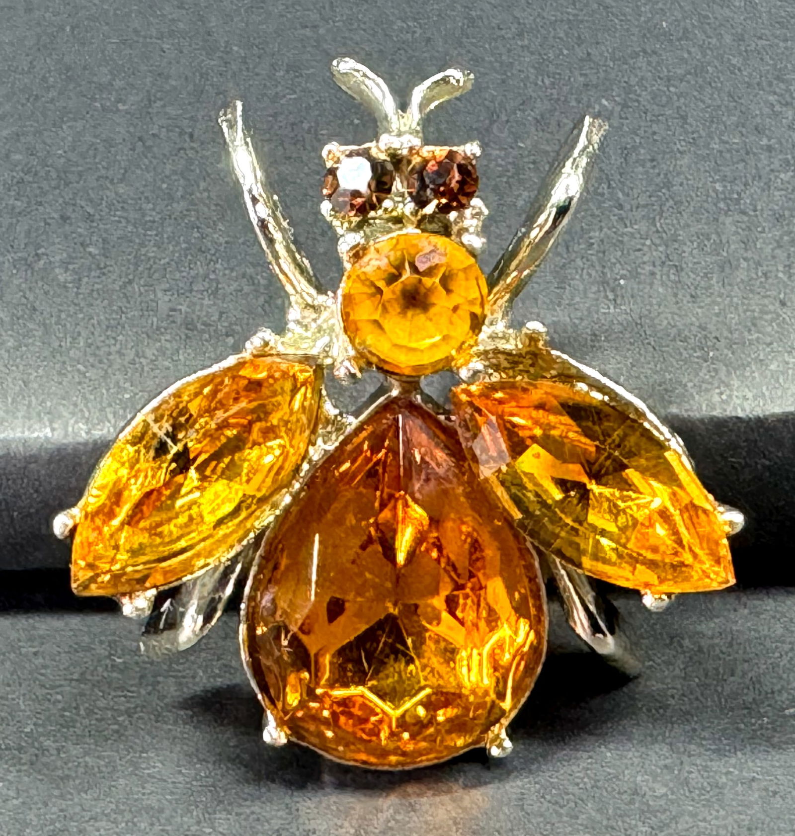 Vintage amber color crystals goldtone metal bee pin brooch. (1 of 2)