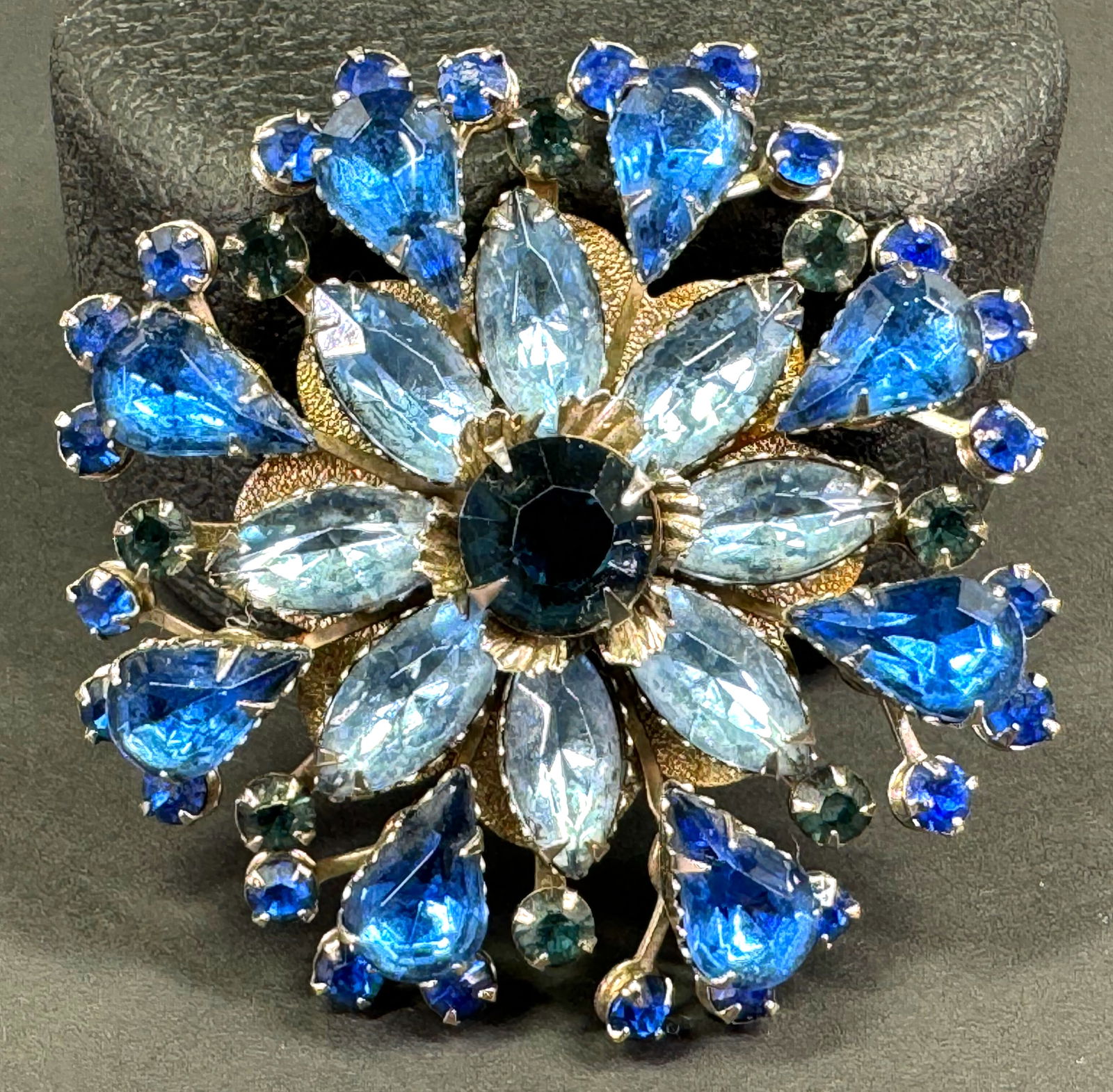 Vintage blue crystal & rhinestones silvertone metal big flower pin brooch. (1 of 6)
