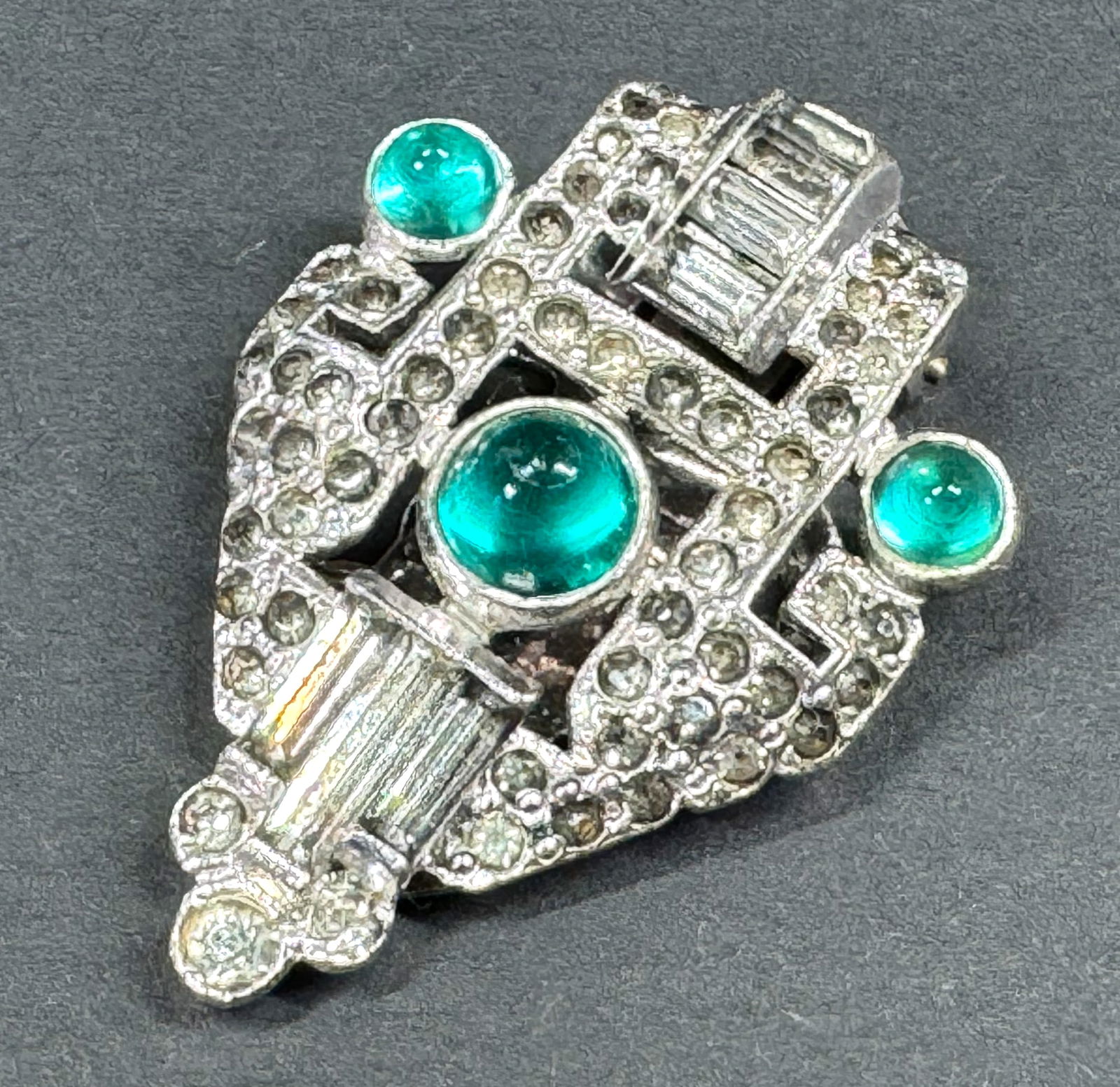 Vintage art deco green glass cabs & clear crystals silvertone metal clip brooch. (1 of 6)