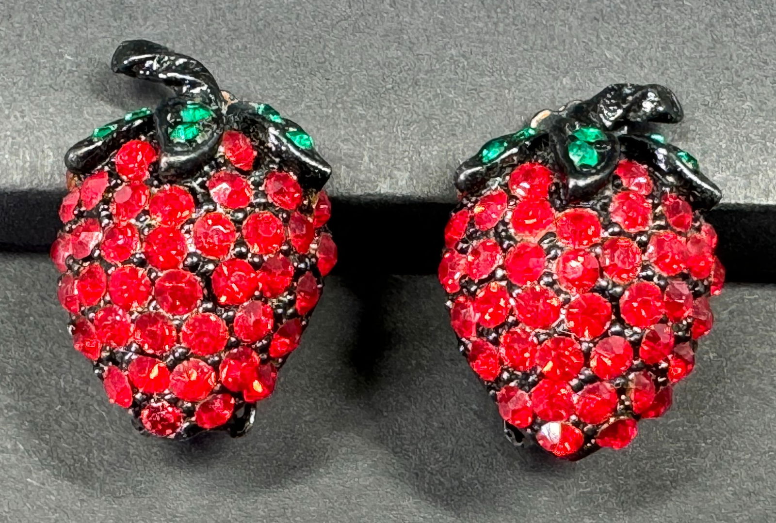 Vintage Weiss rhinestones japanned metal strawberry clip earrings. (1 of 7)