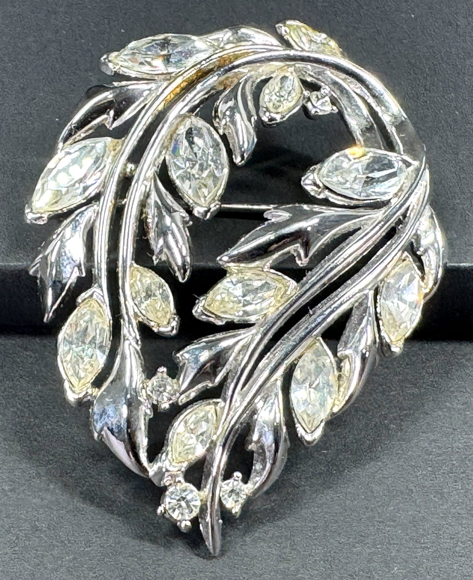Vintage Crown Trifari clear crystals silvertone metal feathers pin brooch.: Vintage Crown Trifari clear crystals silvertone metal feathers pin brooch. Marked. For measures please refer to the pictures taken with a measuring tape. Weight: 18 Grams. This is a NO RESERVE AUCTION