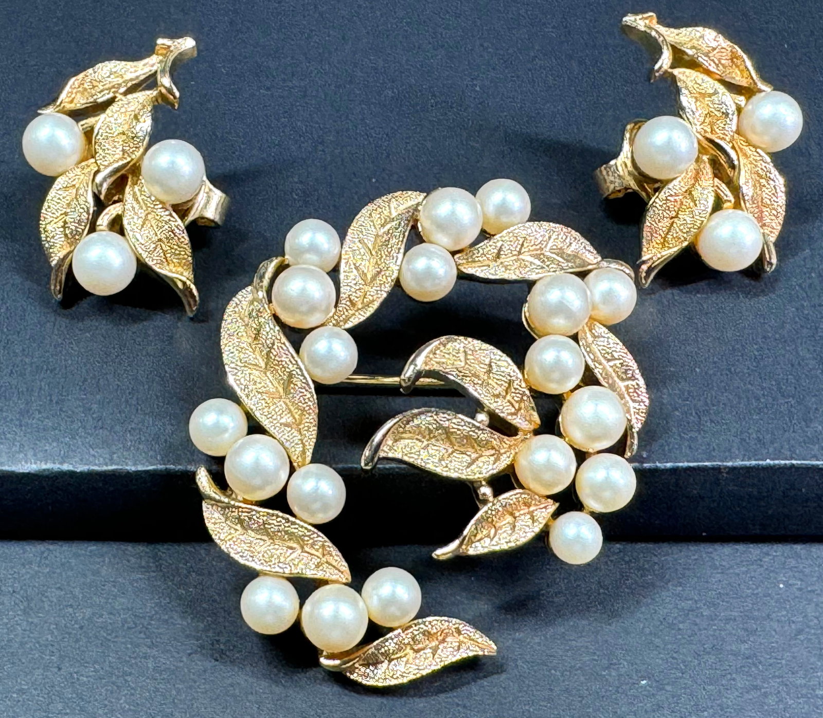 Vintage Crown Trifari faux pearls goldtone metal leaves pin brooch and clip earrings.: Vintage Crown Trifari faux pearls goldtone metal leaves pin brooch and clip earrings. Marked. For measures please refer to the pictures taken with a measuring tape. Weight: 23 Grams. This is a NO RESE