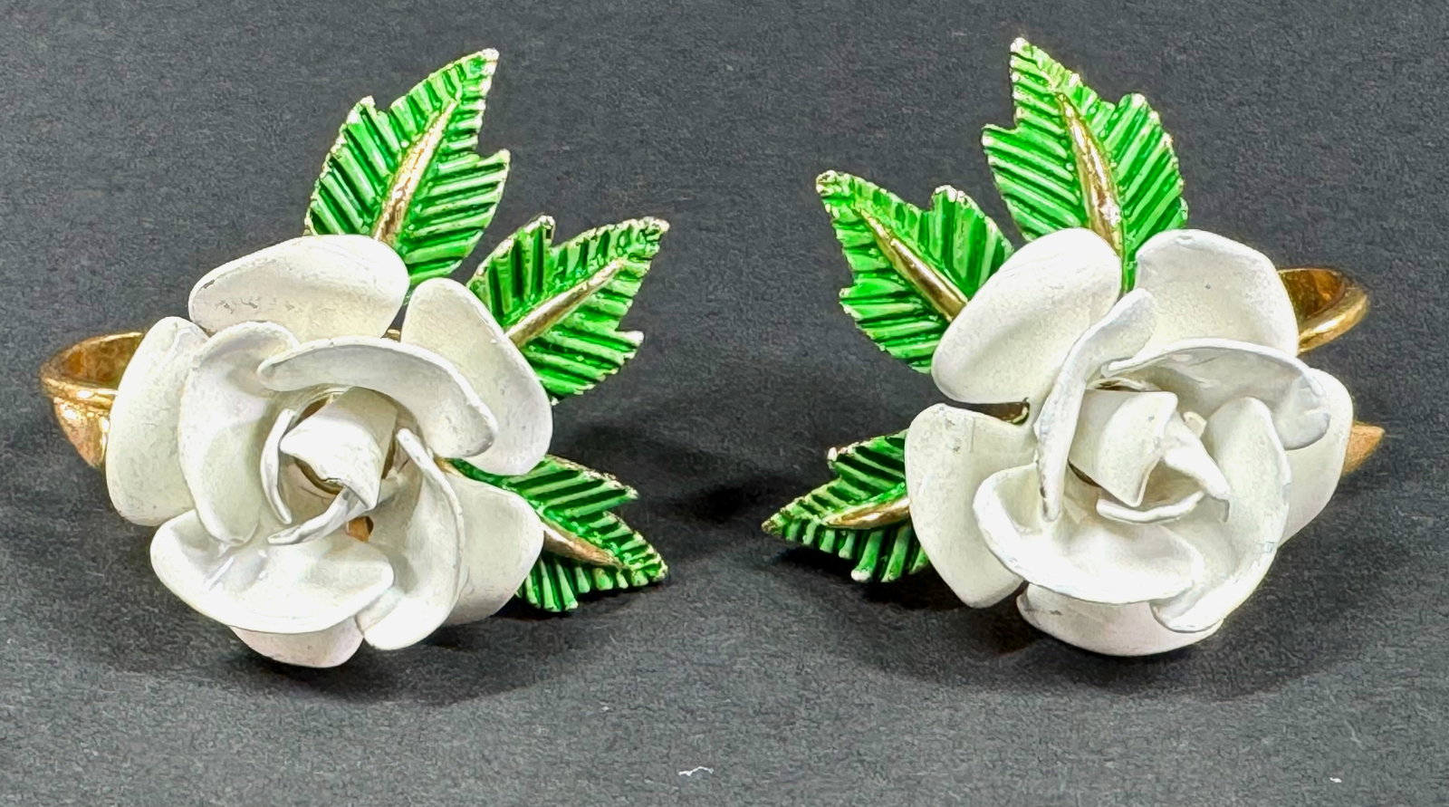 Vintage Crown Trifari enamel goldtone metal clip on earrings.: Vintage Crown Trifari enamel goldtone metal clip on earrings. Marked. For measures please refer to the pictures taken with a measuring tape. Weight: 10 Grams. This is a NO RESERVE AUCTION: there are n