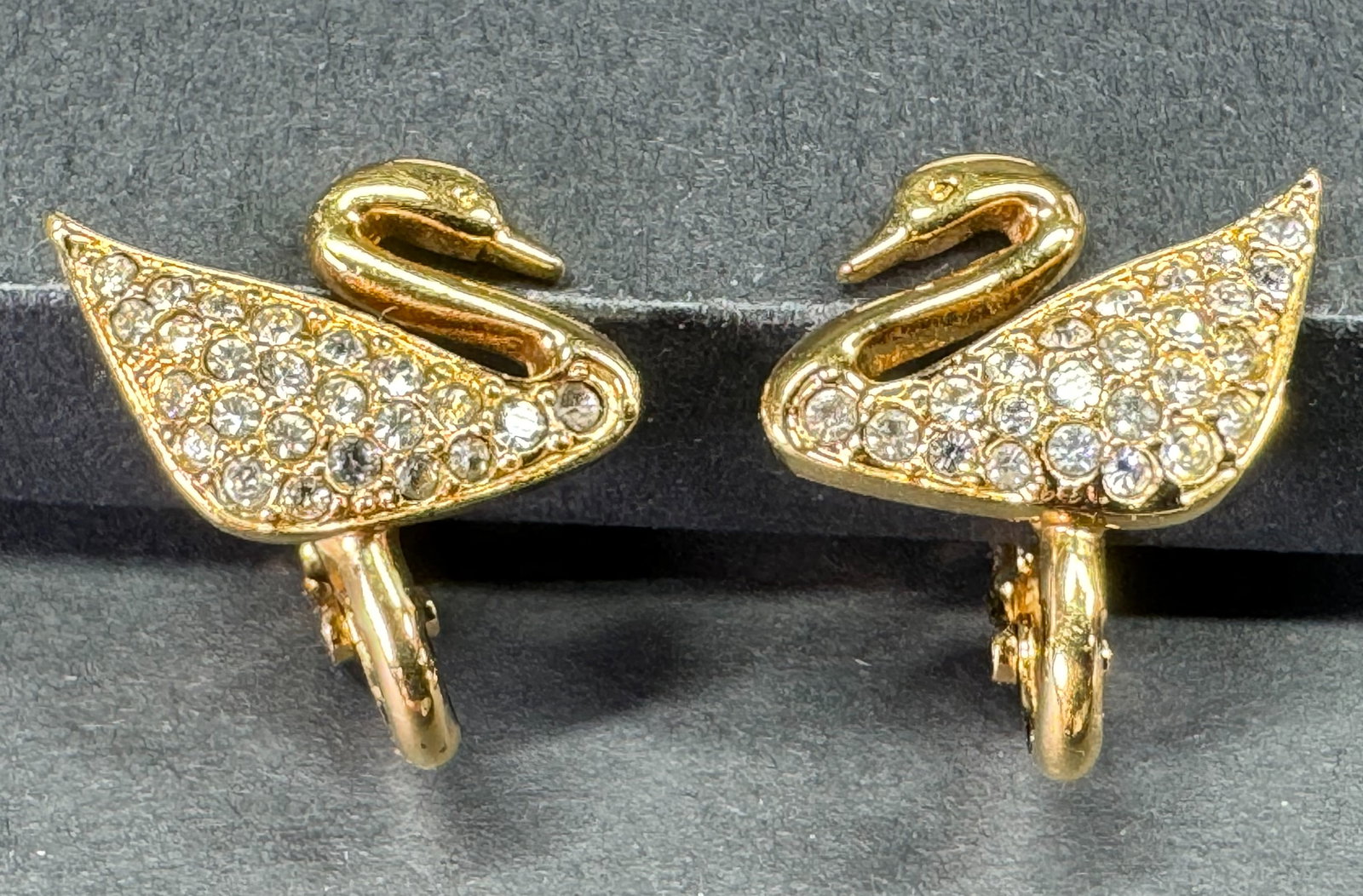 Swarovski clear crystals goldtone metal swan clip on earring. Swan mark.: Swarovski clear crystals goldtone metal swan clip on earring. Swan mark. For measures please refer to the pictures taken with a measuring tape. Weight: 3 Grams. This is a NO RESERVE AUCTION: there are