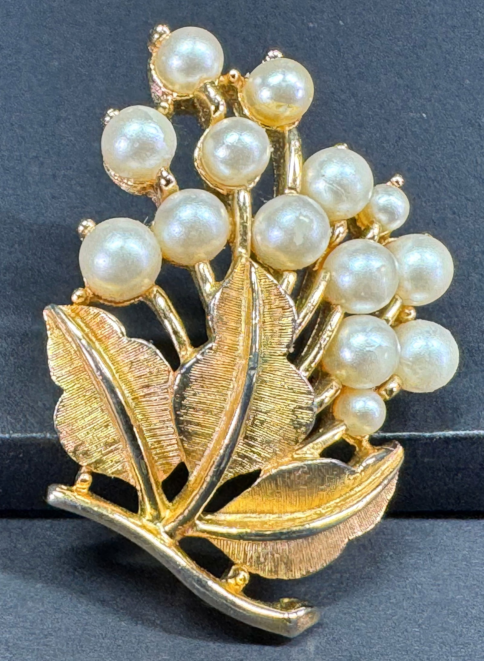 Vintage Crown Trifari faux pearls goldtone metal grape cluster pin brooch.: Vintage Crown Trifari faux pearls goldtone metal grape cluster pin brooch. For measures please refer to the pictures taken with a measuring tape. Weight: 13 Grams. This is a NO RESERVE AUCTION: there 