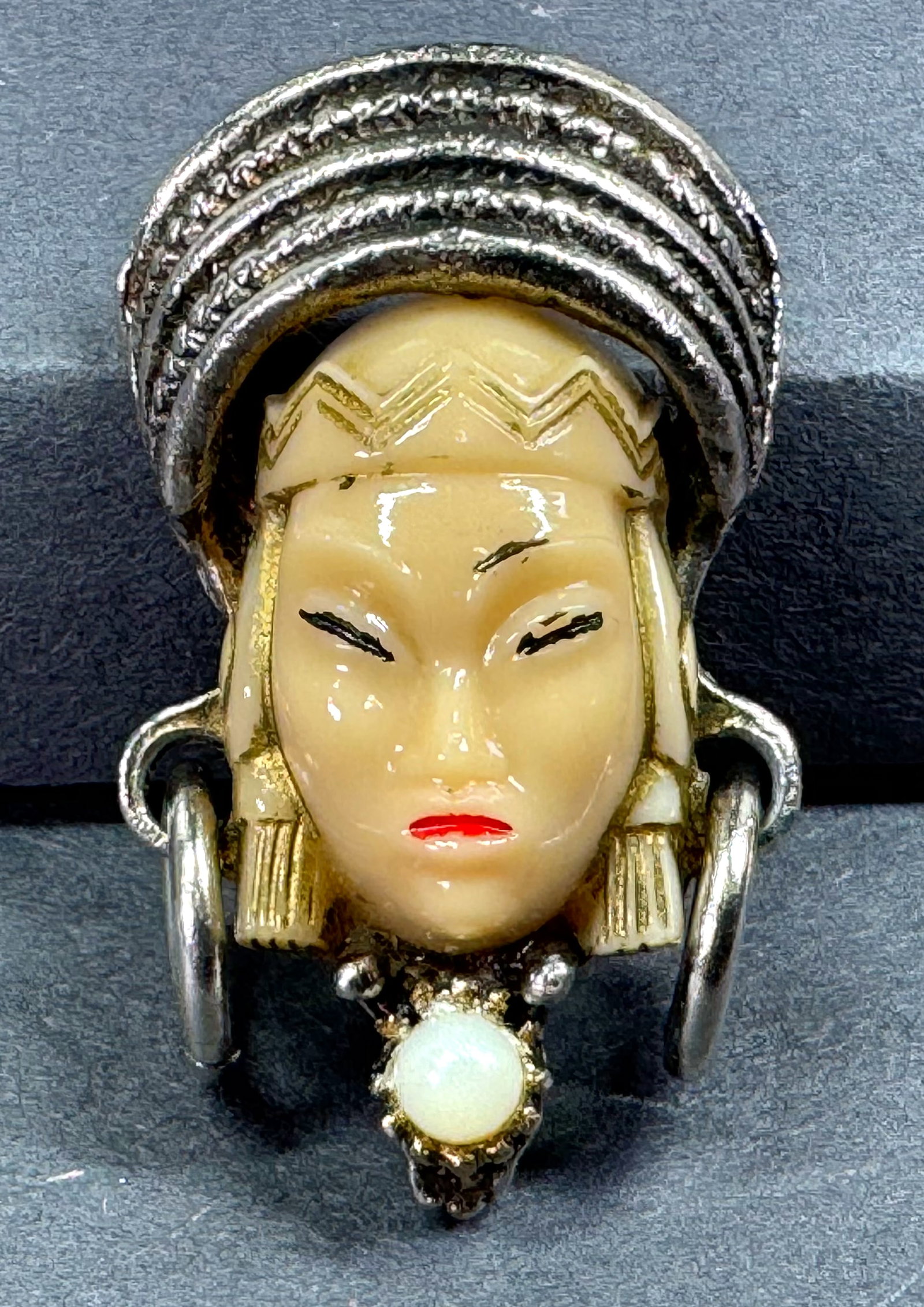 Vintage Selro Selini faux pearl plastic face goldtone metal Thai princess pin brooch: Vintage Selro Selini faux pearl plastic face goldtone metal Thai princess pin brooch . Unmarked. For measures please refer to the pictures taken with a measuring tape. Weight: 11 grams. This is a NO R