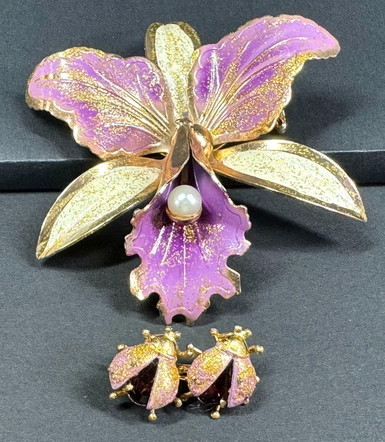 Vintage faux pearl enamel goldtone metal orchid flower & crystal belly ladybugs pin brooches.: Vintage faux pearl enamel goldtone metal orchid flower & crystal belly ladybugs pin brooches. Unmarked. For measures please refer to the pictures taken with a measuring tape. Weight: 16 Grams. This is