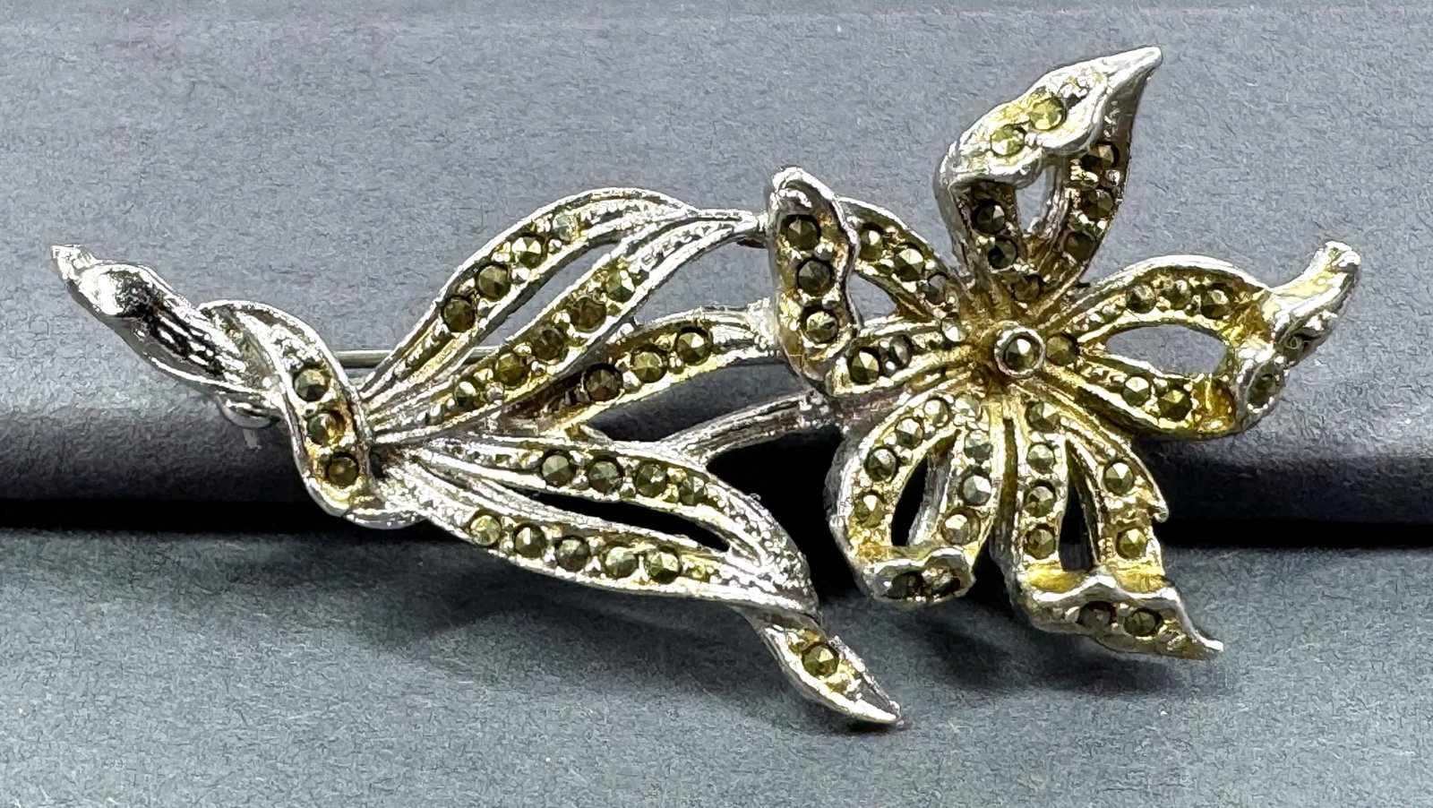 Vintage art deco style marcasites silvertone metal flower & leaves pin.: Vintage art deco style marcasites silvertone metal flower & leaves pin. Unmarked. For measures please refer to the pictures taken with a measuring tape. Weight: 14 Grams. This is a NO RESERVE AUCTION: