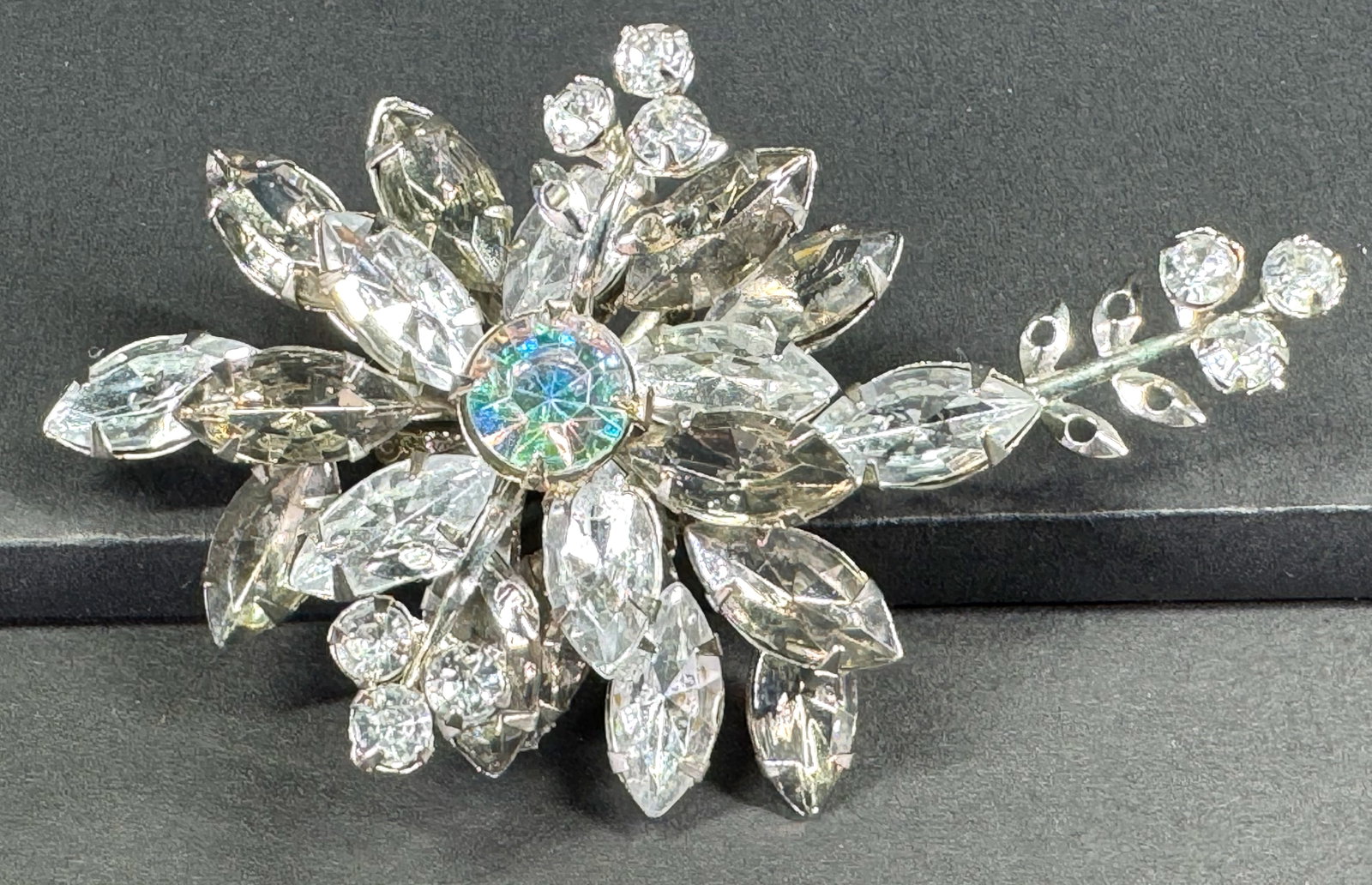 Judy Lee style plastic beads silvertone metal pin brooch.: Judy Lee style plastic beads silvertone metal pin brooch. Unmarked. For measures please refer to the pictures taken with a measuring tape. Weight: 16 Grams. This is a NO RESERVE AUCTION: there are no 