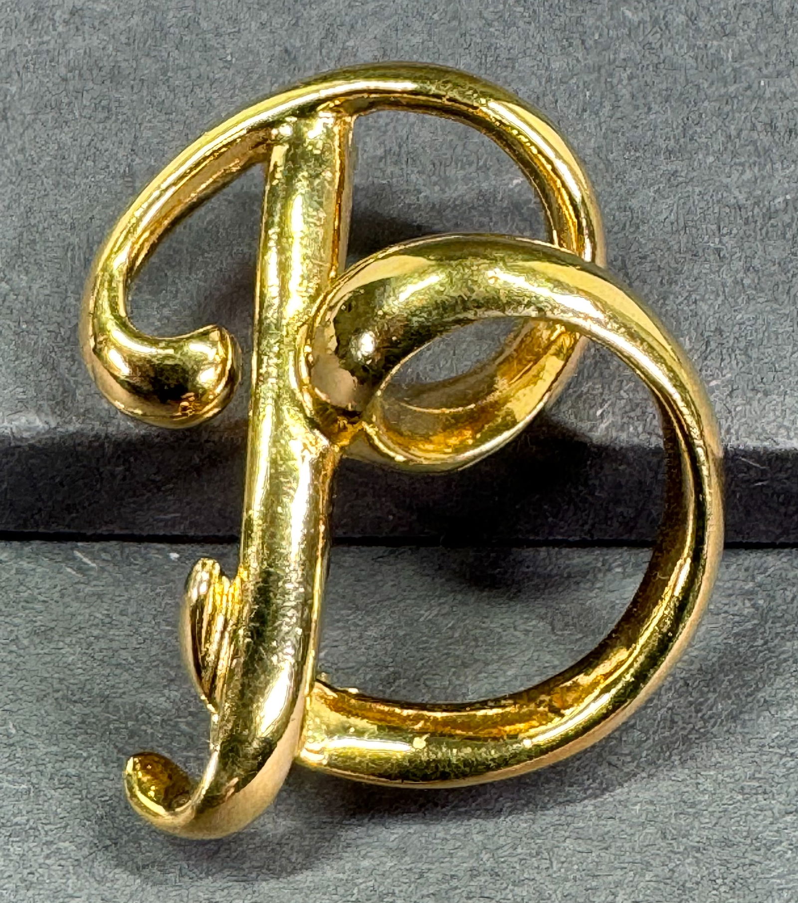 Anne Klein goldtone metal letter B pin brooch. (1 of 7)