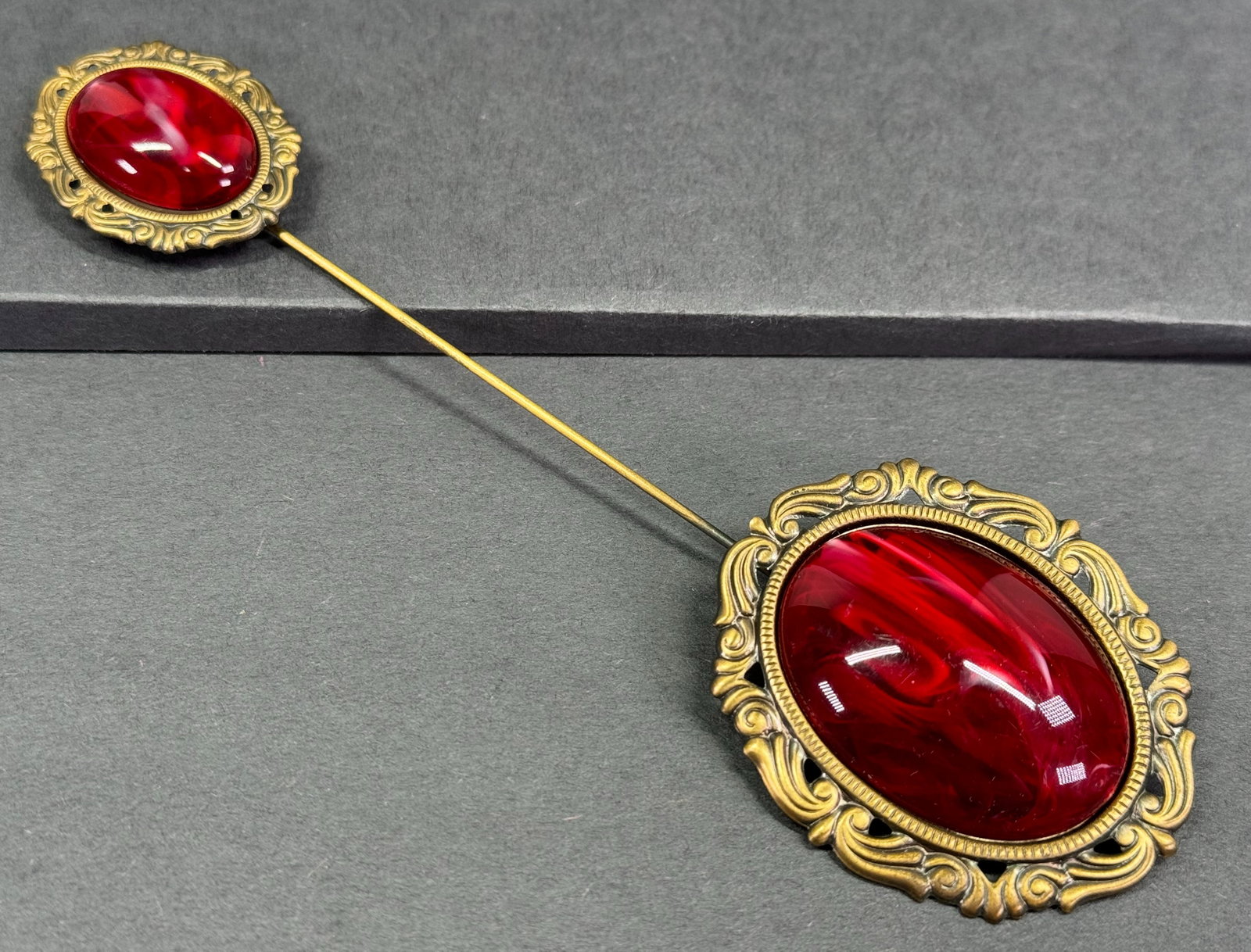 Vintage marbled burgundy plastic cabs goldtone metal big stick pin .: Vintage marbled burgundy plastic cabs goldtone metal big stick pin . Unmarked. For measures please refer to the pictures taken with a measuring tape. Weight:19 Grams. This is a NO RESERVE AUCTION: the