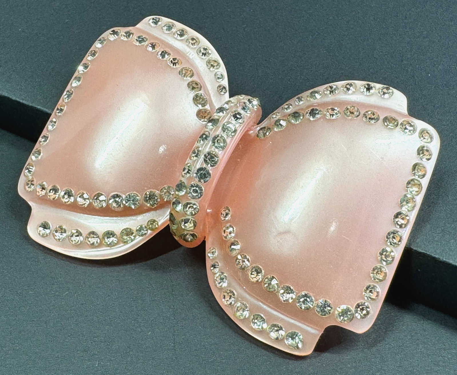 Vintage clear rhinestones pearly rose plastic bow shaped pin brooch.: Vintage clear rhinestones pearly rose plastic bow shaped pin brooch. Unmarked. For measures please refer to the pictures taken with a measuring tape. Weight:10 Grams. This is a NO RESERVE AUCTION: the