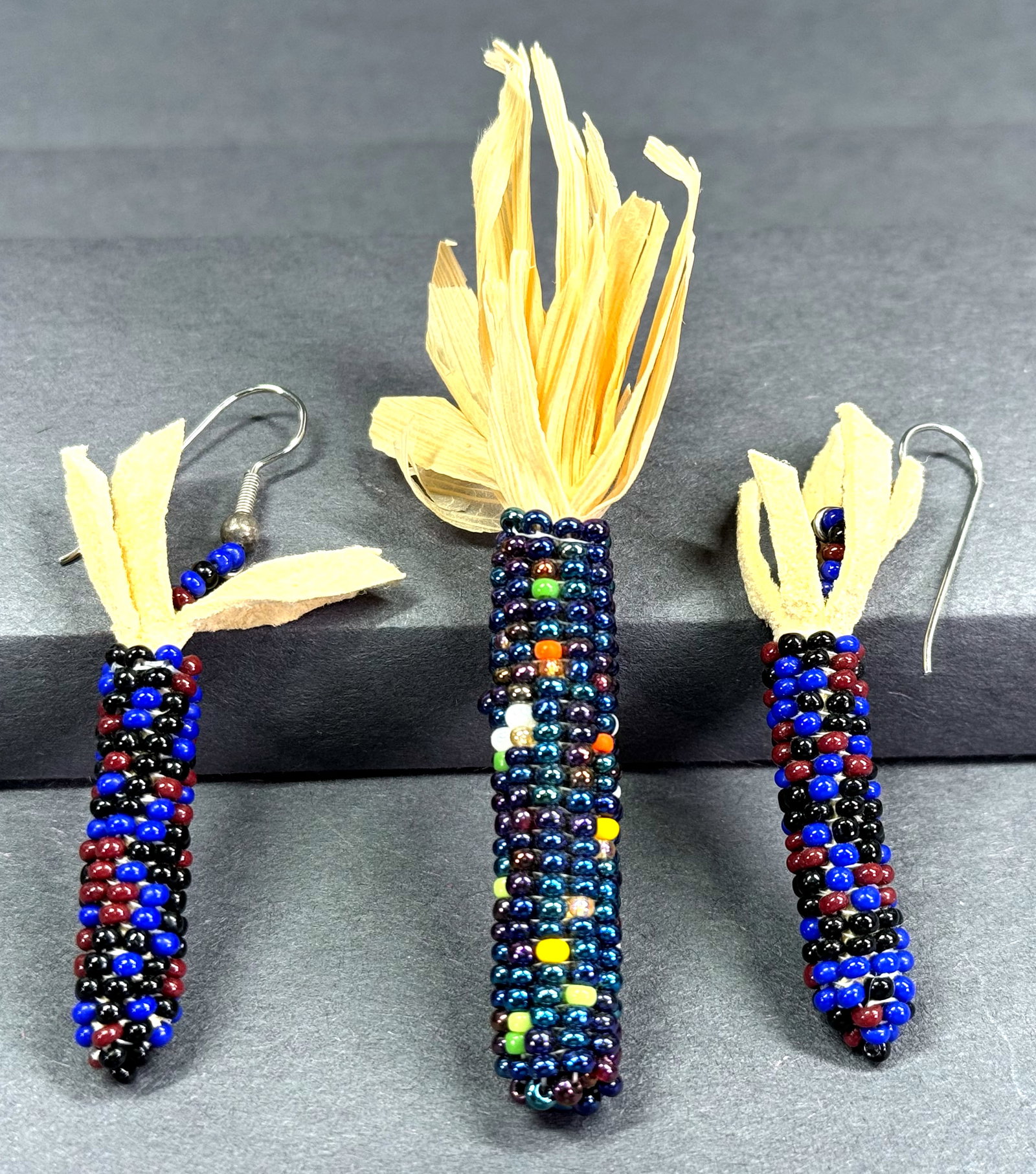 Native American bead woven fall harvest Indian corn hook earrings and pin brooch.: Native American bead woven fall harvest Indian corn hook earrings and pin brooch. Unmarked For measures please refer to the pictures taken with a measuring tape. Weight: 9 grams. This is a NO RESERVE 