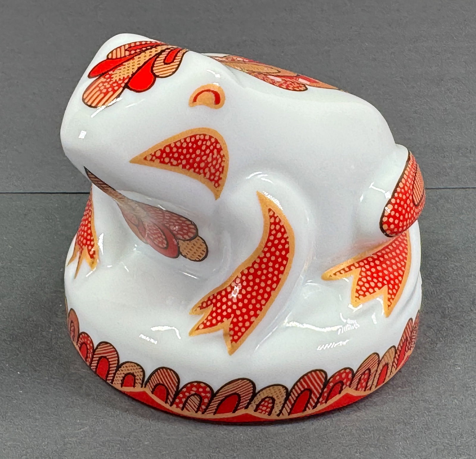 1980s Elizabeth Arden porcelain frog Pomander.: 1980s Elizabeth Arden porcelain frog Pomander. Marked For measures please refer to the pictures taken with a measuring tape. Weight: 145 Grams. This is a NO RESERVE AUCTION: there are no hidden or con