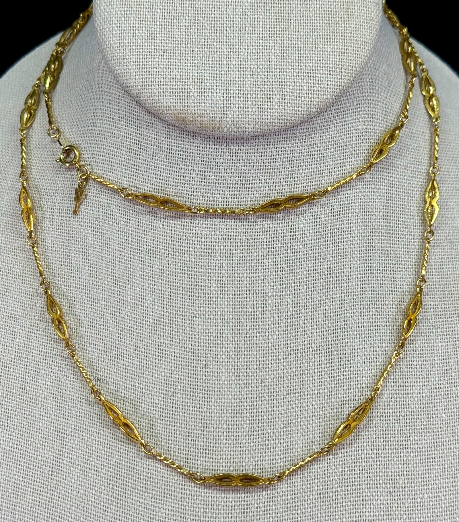 Vintage Crown Trifari decorated links goldtone metal chain necklace.: Vintage Crown Trifari decorated links goldtone metal chain necklace. Crown T tag. For measures please refer to the pictures taken with a measuring tape. Weight: 10 Grams. This is a NO RESERVE AUCTION: