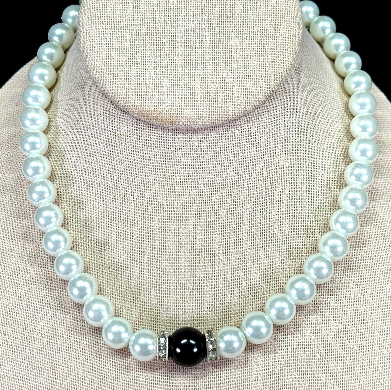 Vintage 80s encrusted clear rhinestones silvetone metal, black & pearly beads collar necklace.: Vintage 80s encrusted clear rhinestones silvetone metal, black & pearly beads collar necklace. Toggle clasp. For measures please refer to the pictures taken with a measuring tape. Weight: 55 Grams. Th