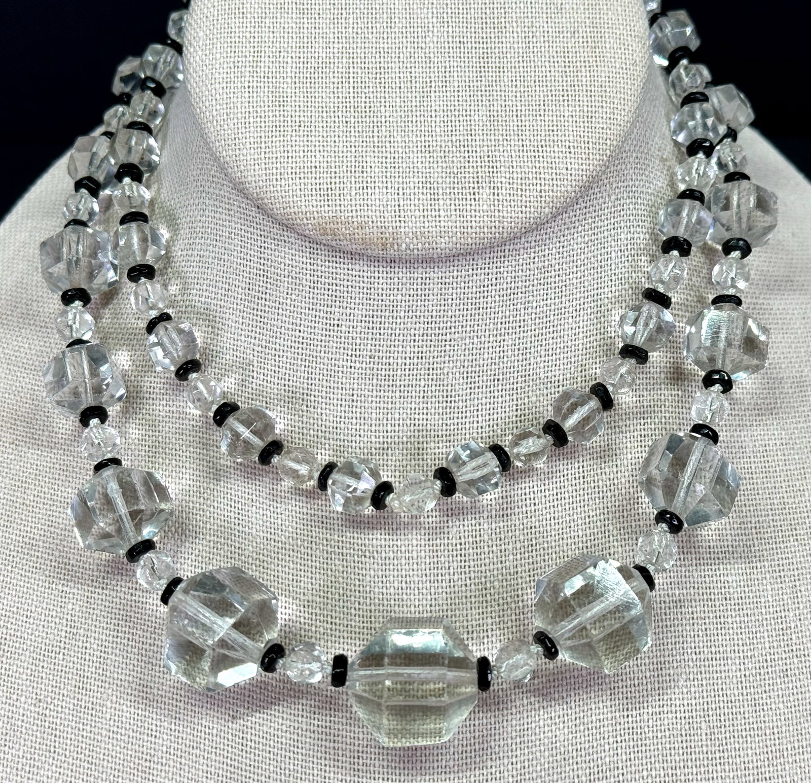 Antique art deco flapper graduated faceted clear crystals & black glass beaded necklace.: Antique art deco flapper graduated faceted clear crystals & black glass beaded necklace. Unmarked. No clasp. For measures please refer to the pictures taken with a measuring tape. Weight: 67 Grams. Th