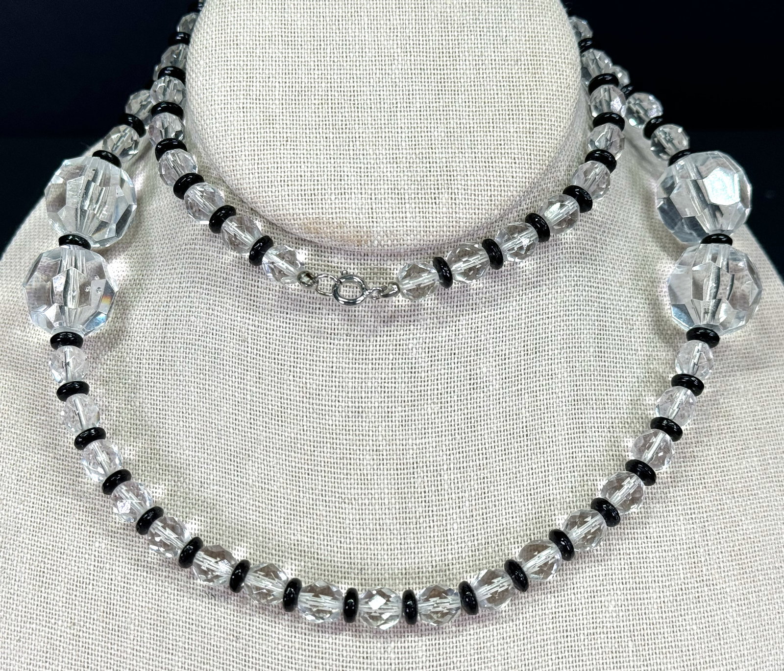 Antique art deco faceted clear crystal & black glass beaded necklace.: Antique art deco faceted clear crystal & black glass beaded necklace. Unmarked. For measures please refer to the pictures taken with a measuring tape. Weight: 55 Grams. This is a NO RESERVE AUCTION: t