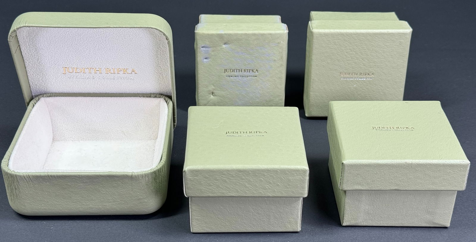 Judith Ripka jewelry boxes.: Judith Ripka jewelry boxes. Lot of 5 . Empty For measures please refer to the pictures taken with a measuring tape. Weight: 170 Grams. This is a NO RESERVE AUCTION: there are no hidden or confidential