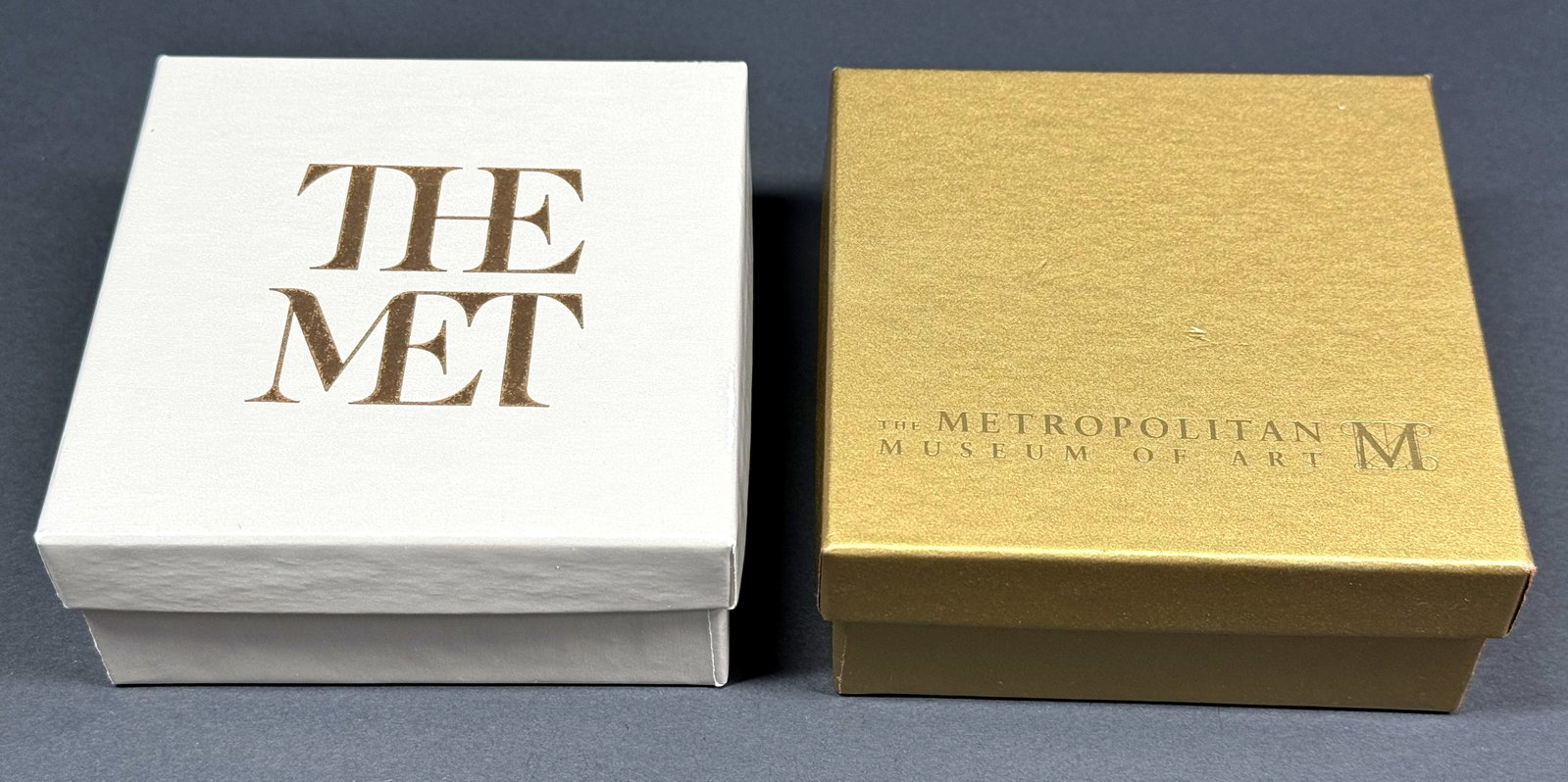 Vintage The Met Metropolitan Museum of Art cardboard jewelry boxes. Lot of 2. EMPTY: Vintage The Met Metropolitan Museum of Art cardboard jewelry boxes. Lot of 2. EMPTY . For other measures please refer to the pictures taken with a measuring tape. Weight: 58 Grams. This is a NO RESERV