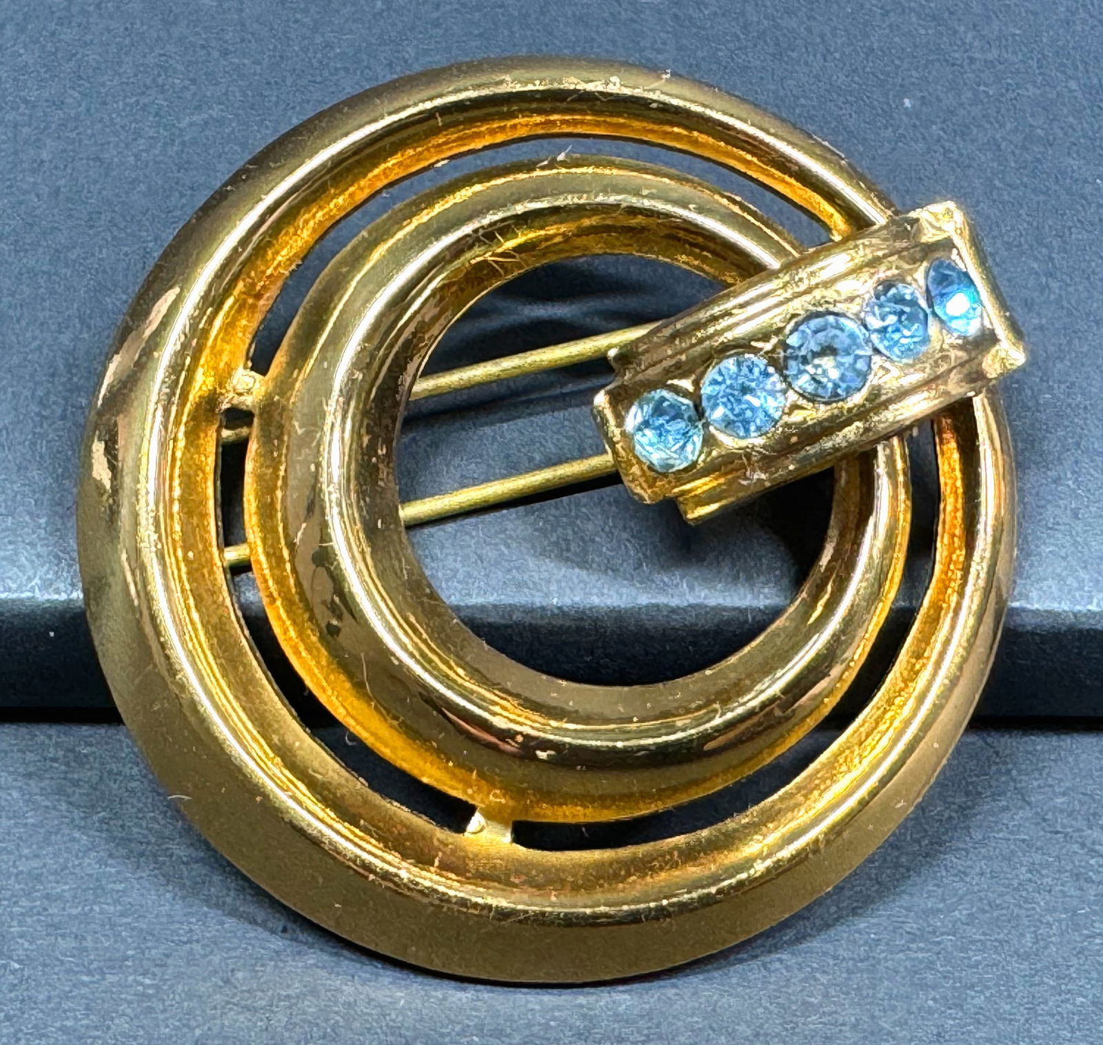 Vintage 40s Coro aqua rhinestones goldtone metal fur dress clip brooch.: Vintage 40s Coro aqua rhinestones goldtone metal fur dress clip brooch. Marked. For measures please refer to the pictures taken with a measuring tape. Weight: 15 Grams. This is a NO RESERVE AUCTION: t