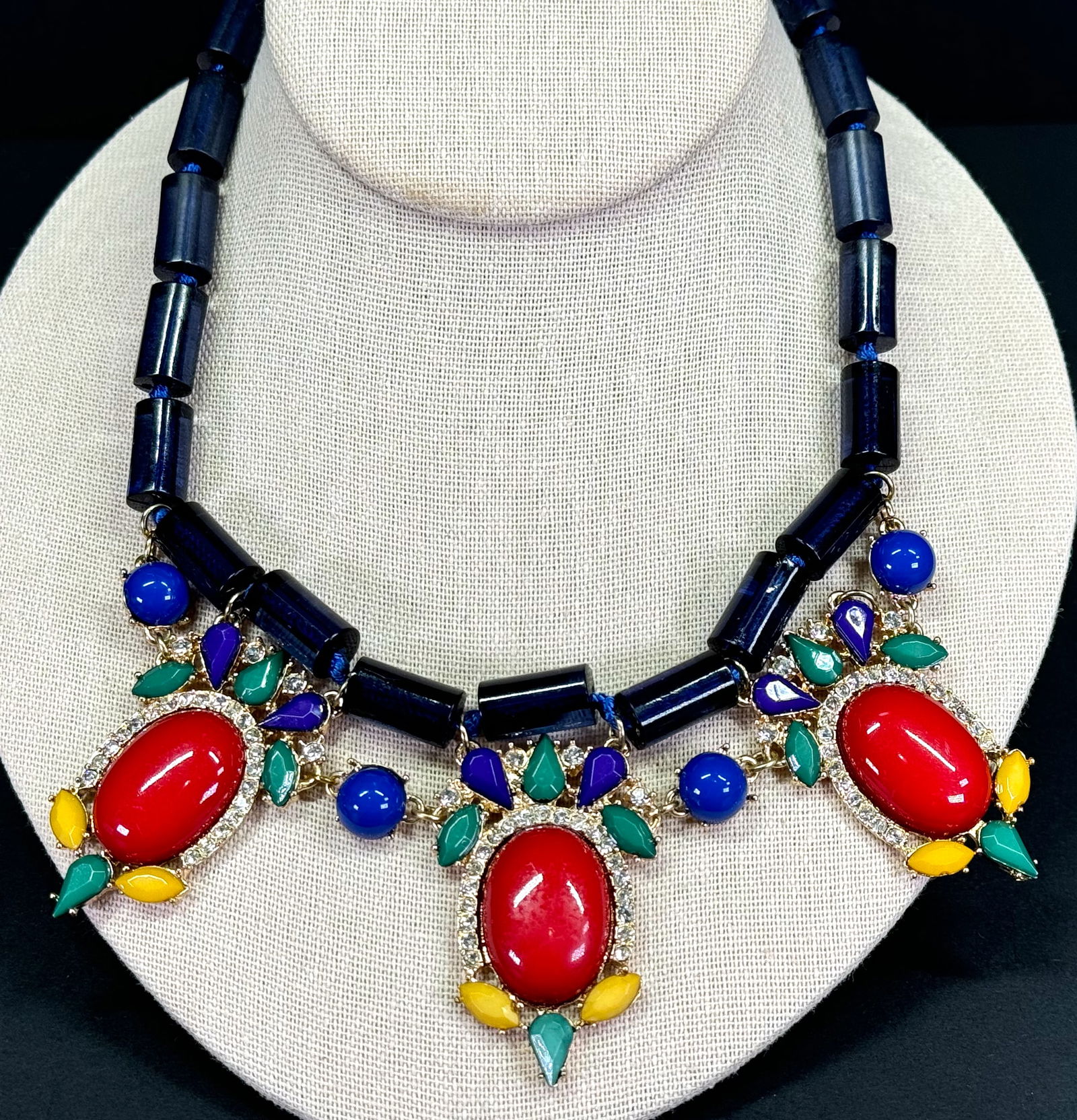 80s style clear rhinestones & color plastic goldtone metal medallions blue collar necklace. (1 of 11)