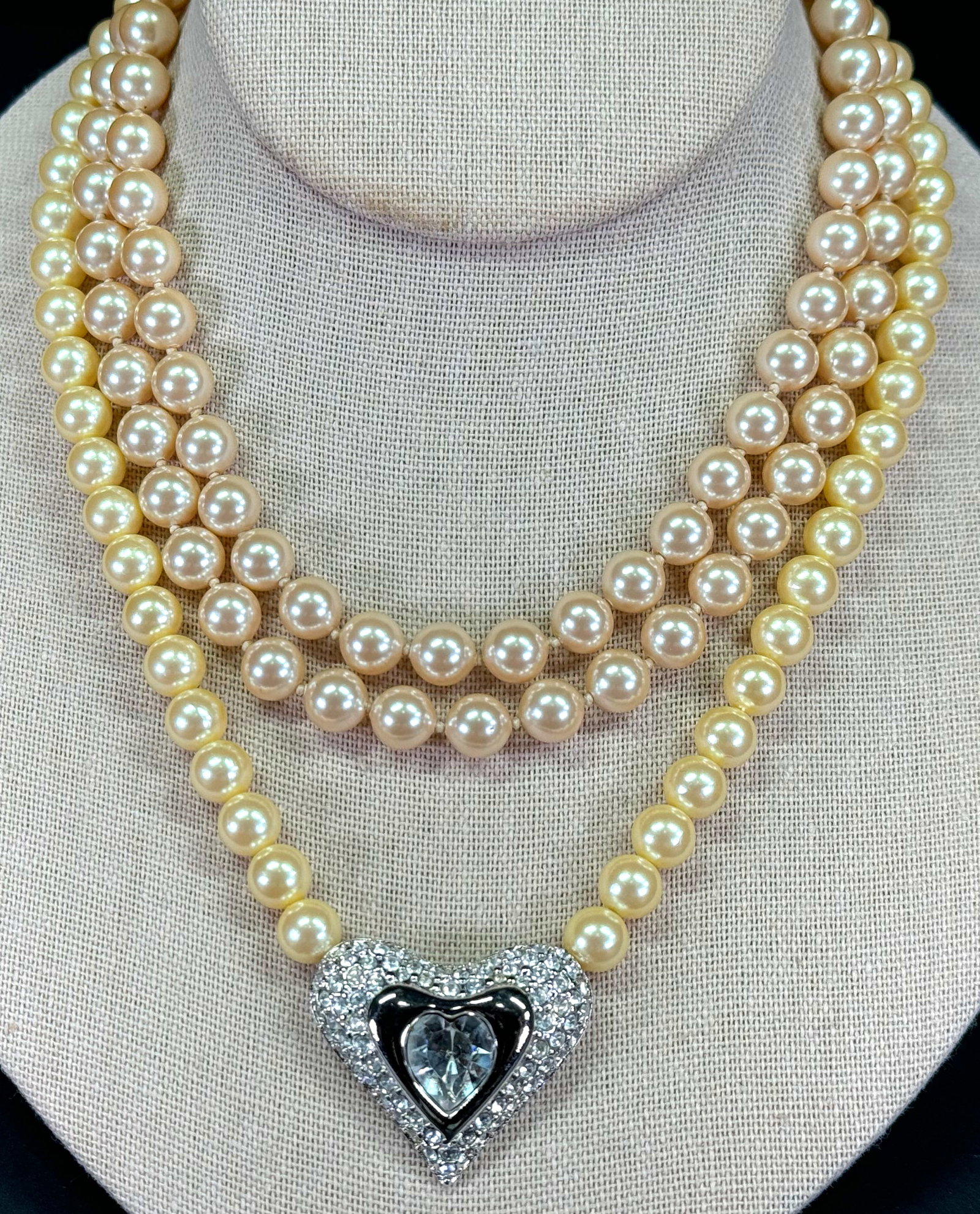 Vintage Monet jeweled heart medallion faux pearl beaded collar and necklace.: Vintage Monet jeweled heart medallion faux pearl beaded collar and necklace. Both marked. For measures please refer to the pictures taken with a measuring tape. Weight: 100 Grams. This is a NO RESERVE