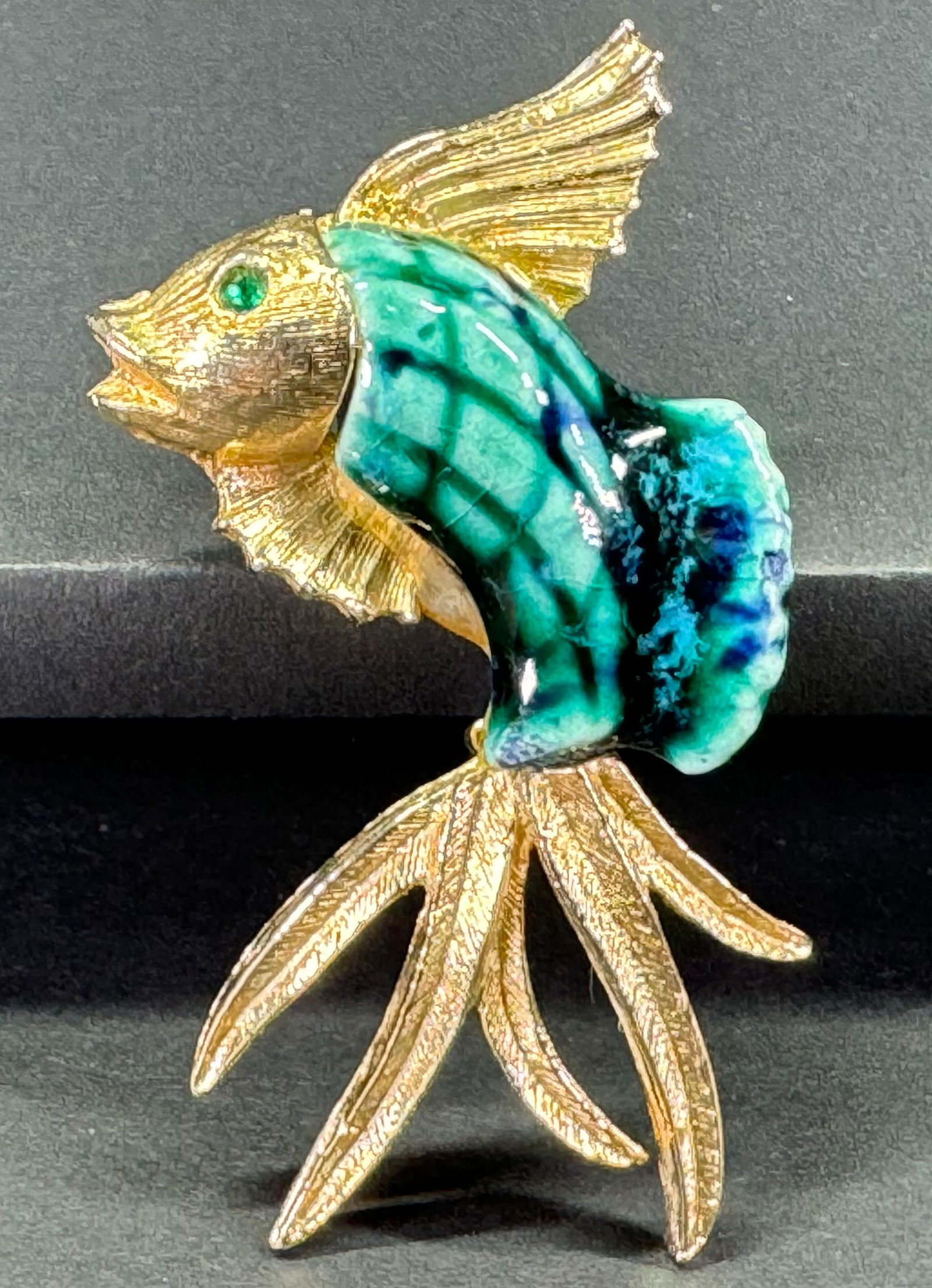 Vintage green crystal eye pottery belly goldtone metal fish pin brooch. (1 of 8)