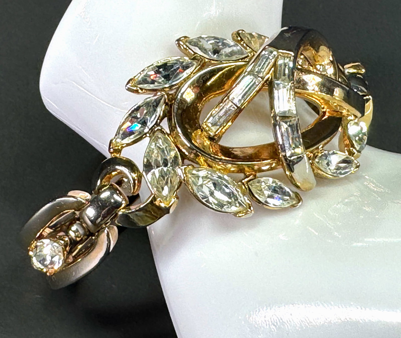 Vintage Trifari Pat Pend Alfred Philippe clear crystals goldtone metal bracelet.: Vintage Trifari Pat Pend Alfred Philippe clear crystals goldtone metal bracelet. Marked. For measures please refer to the pictures taken with a measuring tape. Weight: 30 Grams. This is a NO RESERVE A