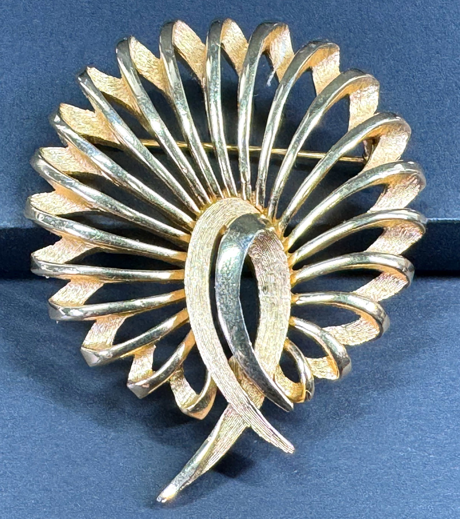 Vintage Crown Trifari goldtone metal peacock tail pin brooch.: Vintage Crown Trifari goldtone metal peacock tail pin brooch. Marked. For measures please refer to the pictures taken with a measuring tape. Weight: 17 Grams. This is a NO RESERVE AUCTION: there are n