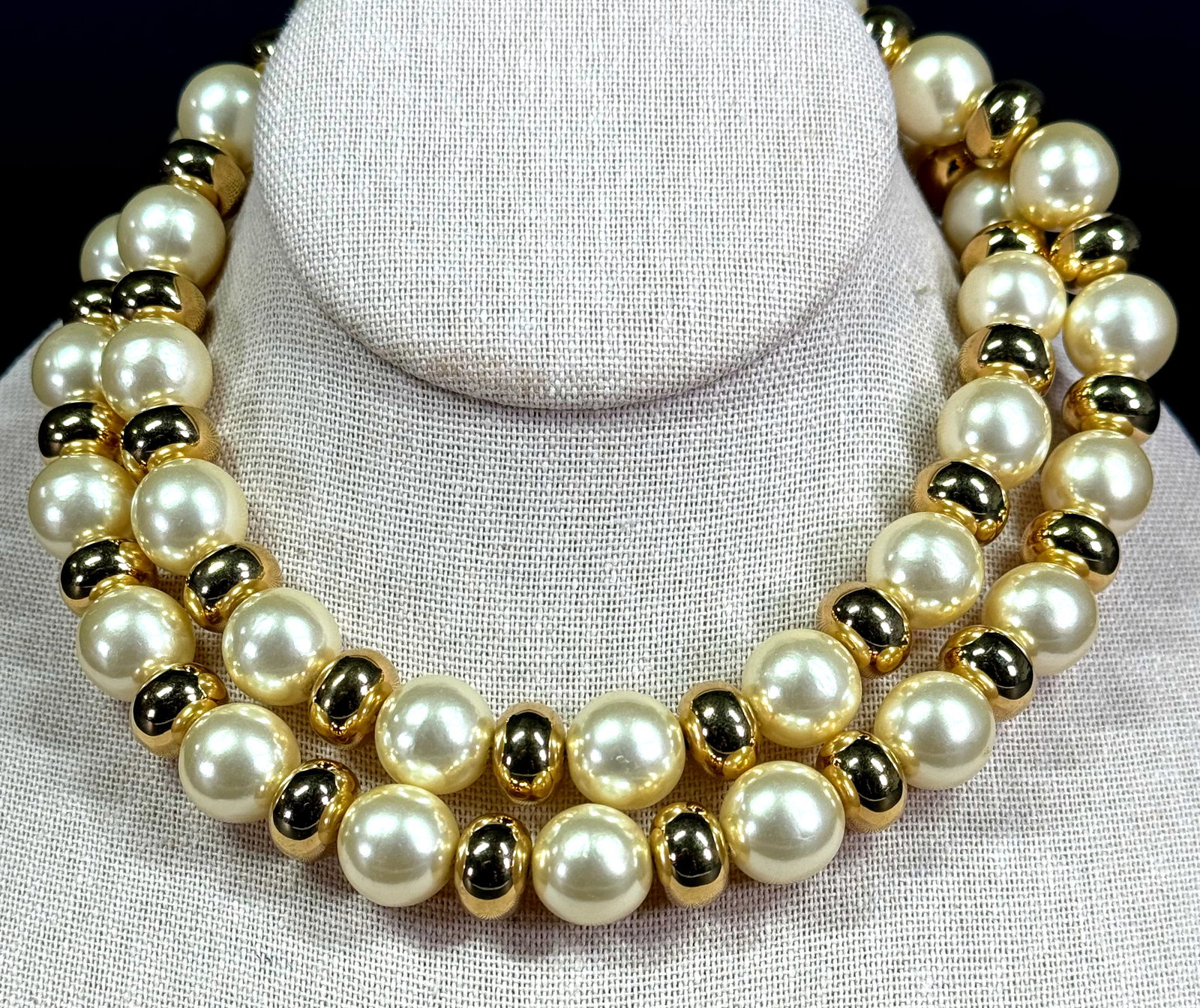 Vintage 80s Napier pearly and goldtone metal beaded long necklace.: Vintage 80s Napier pearly and goldtone metal beaded long necklace. Signed. For measures please refer to the pictures taken with a measuring tape. Weight: 100 Grams. This is a NO RESERVE AUCTION: there