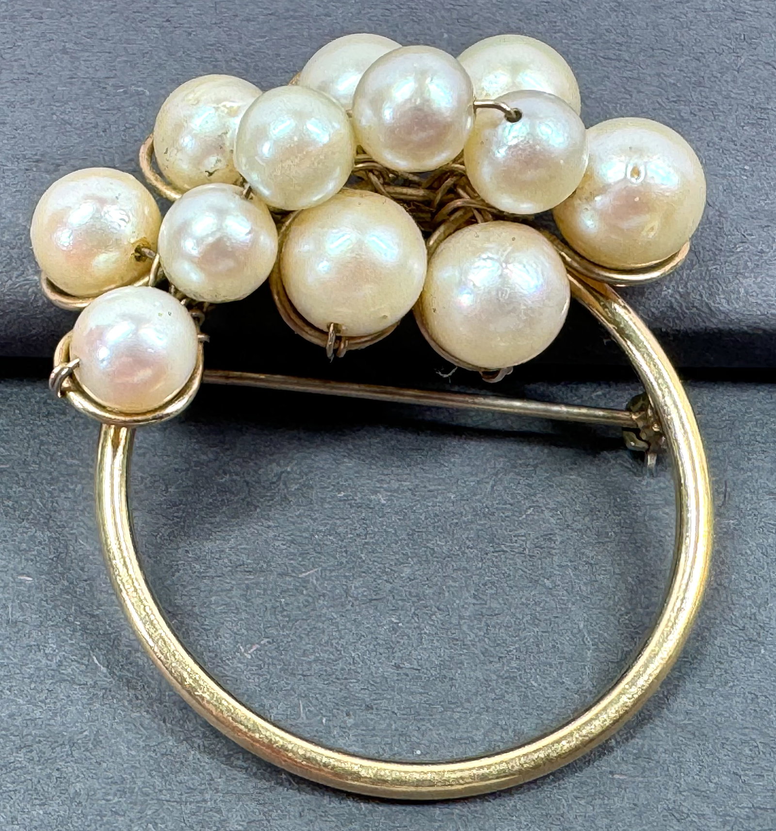 Vintage hand woven baroque pearls goldtone metal pin brooch.: Vintage hand woven baroque pearls goldtone metal pin brooch. Unmarked. For measures please refer to the pictures taken with a measuring tape. Weight: 12 Grams. This is a NO RESERVE AUCTION: there are 